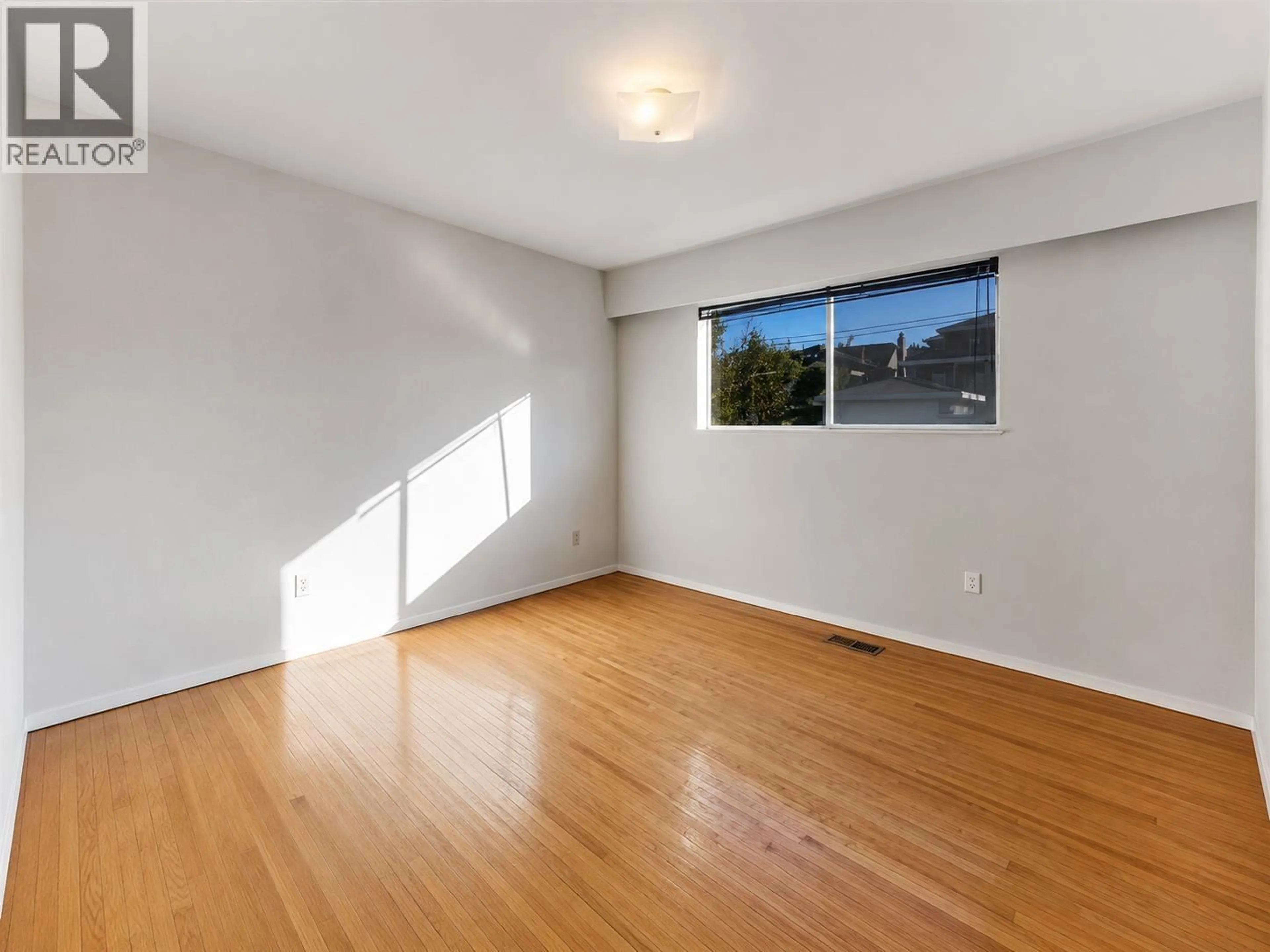 A pic of a room for 6096 SERVICE STREET, Burnaby British Columbia V5H1V8