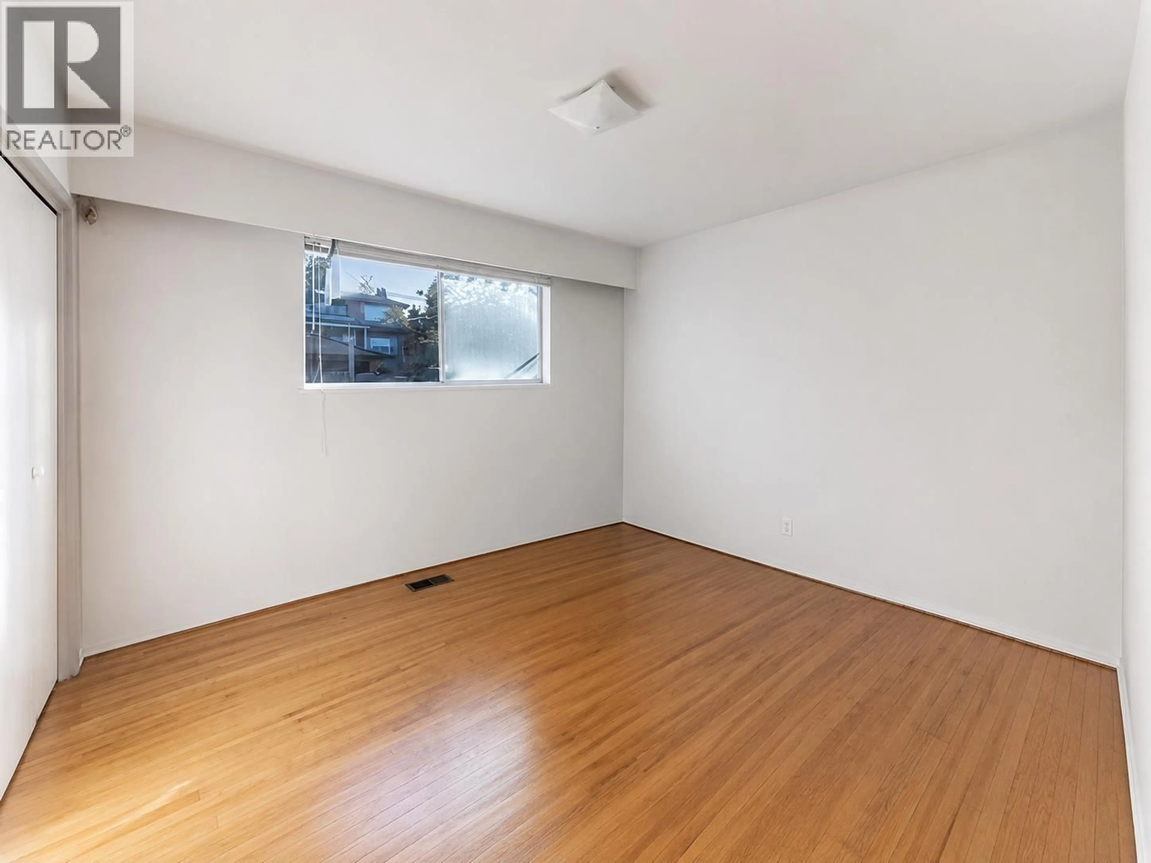 A pic of a room for 6096 SERVICE STREET, Burnaby British Columbia V5H1V8