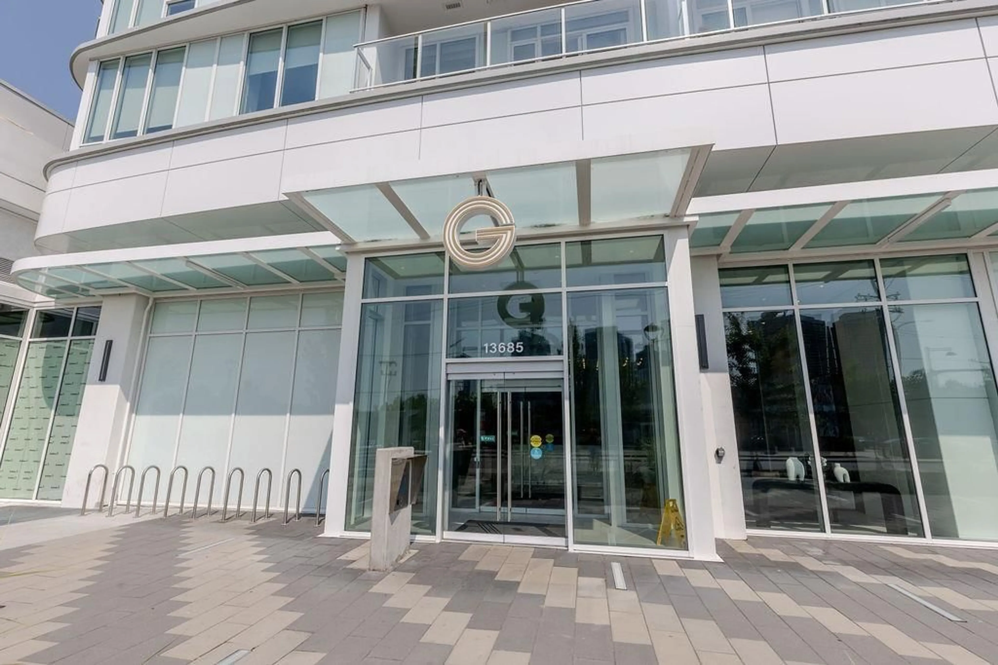 Indoor foyer for 1201 - 13685 102 AVENUE, Surrey British Columbia V3T1N7