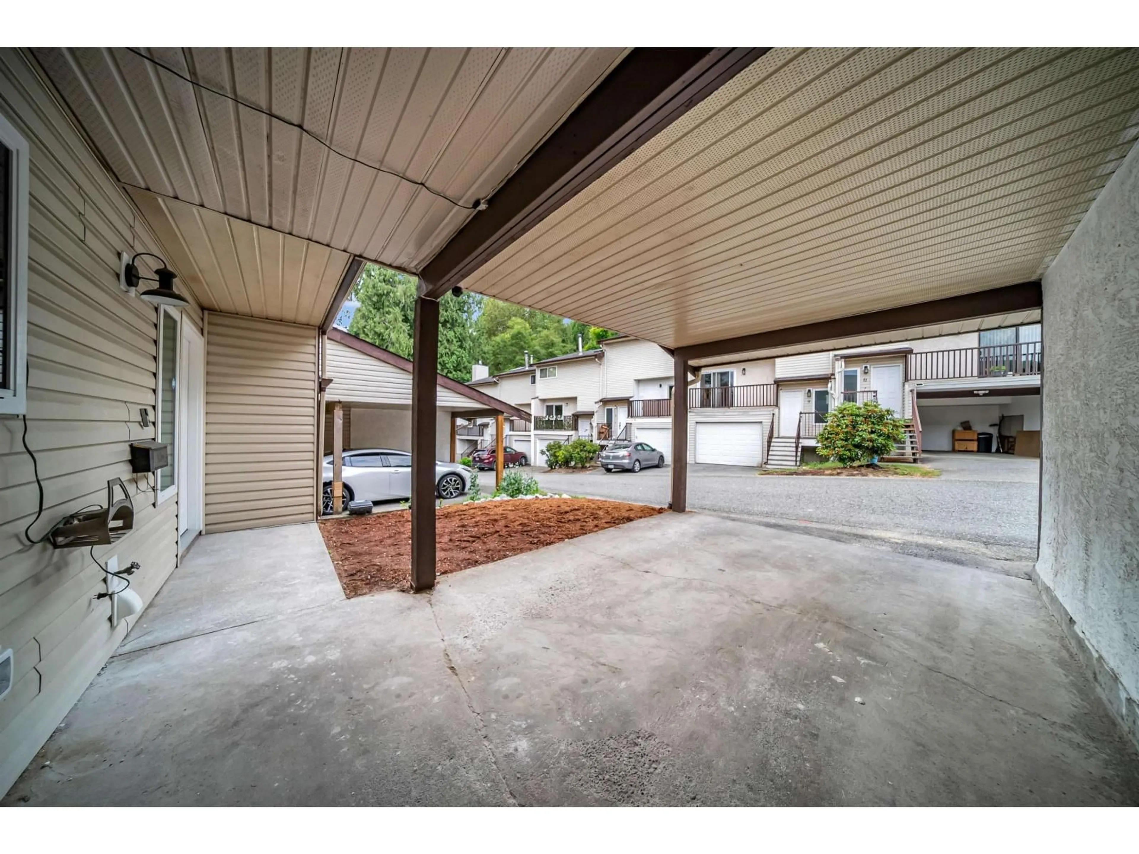 Indoor garage for 8 - 32705 FRASER CRESCENT, Mission British Columbia V2V1C9
