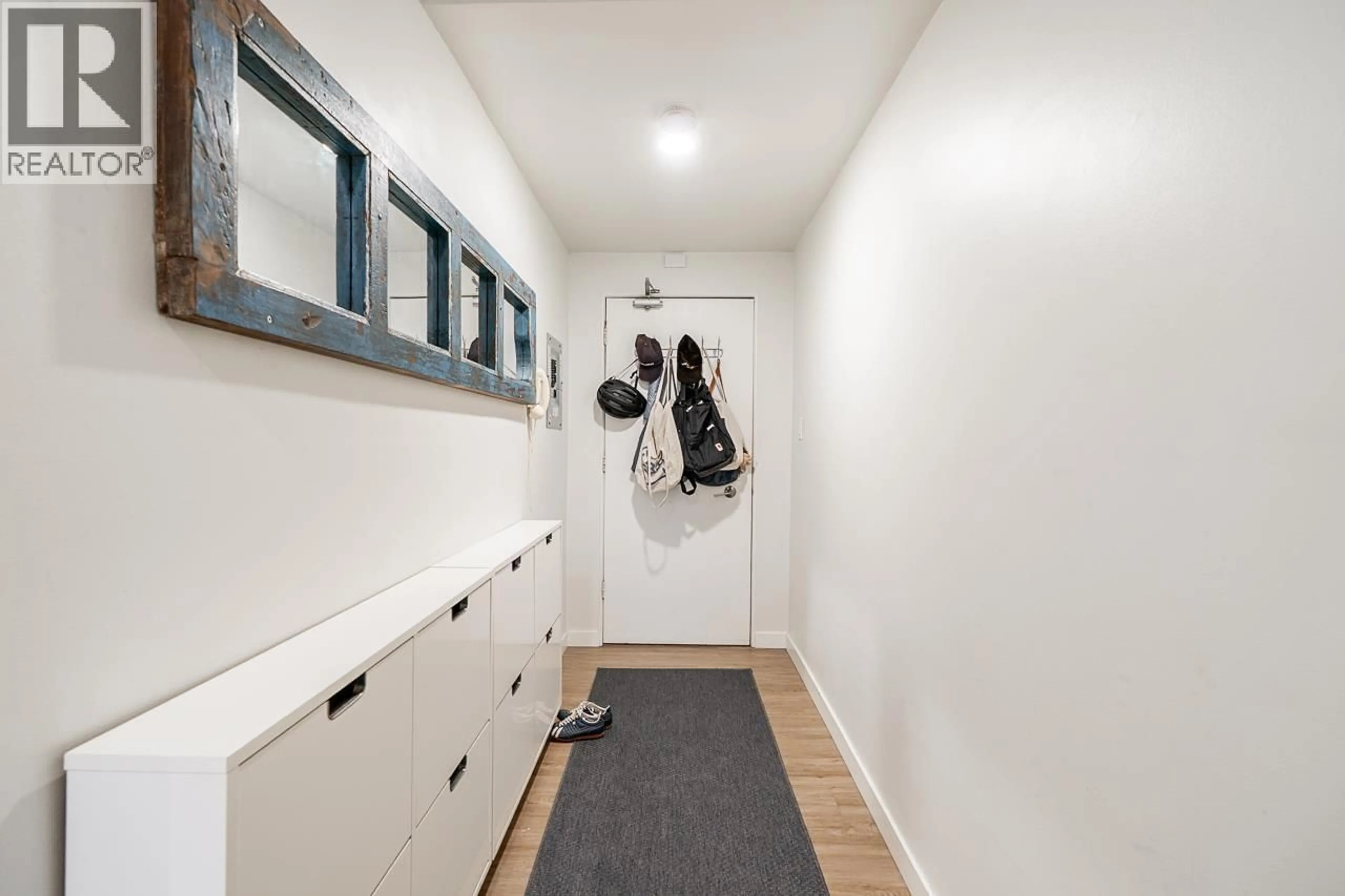 Indoor entryway for 213 - 36 14TH AVENUE, Vancouver British Columbia V5T4C9