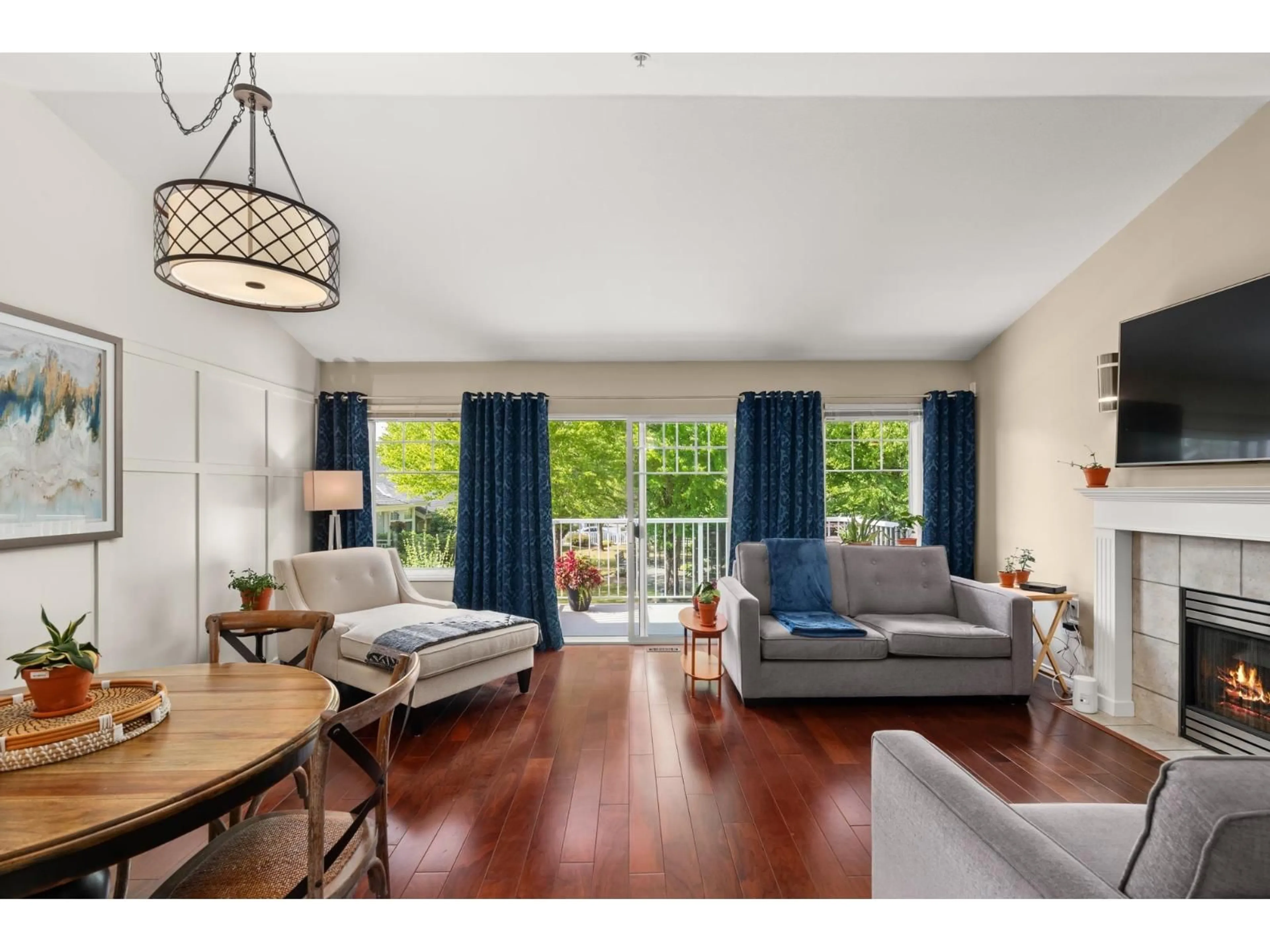 Living room with furniture, wood/laminate floor for 14 - 20788 87 AVENUE, Langley British Columbia V1M3W7