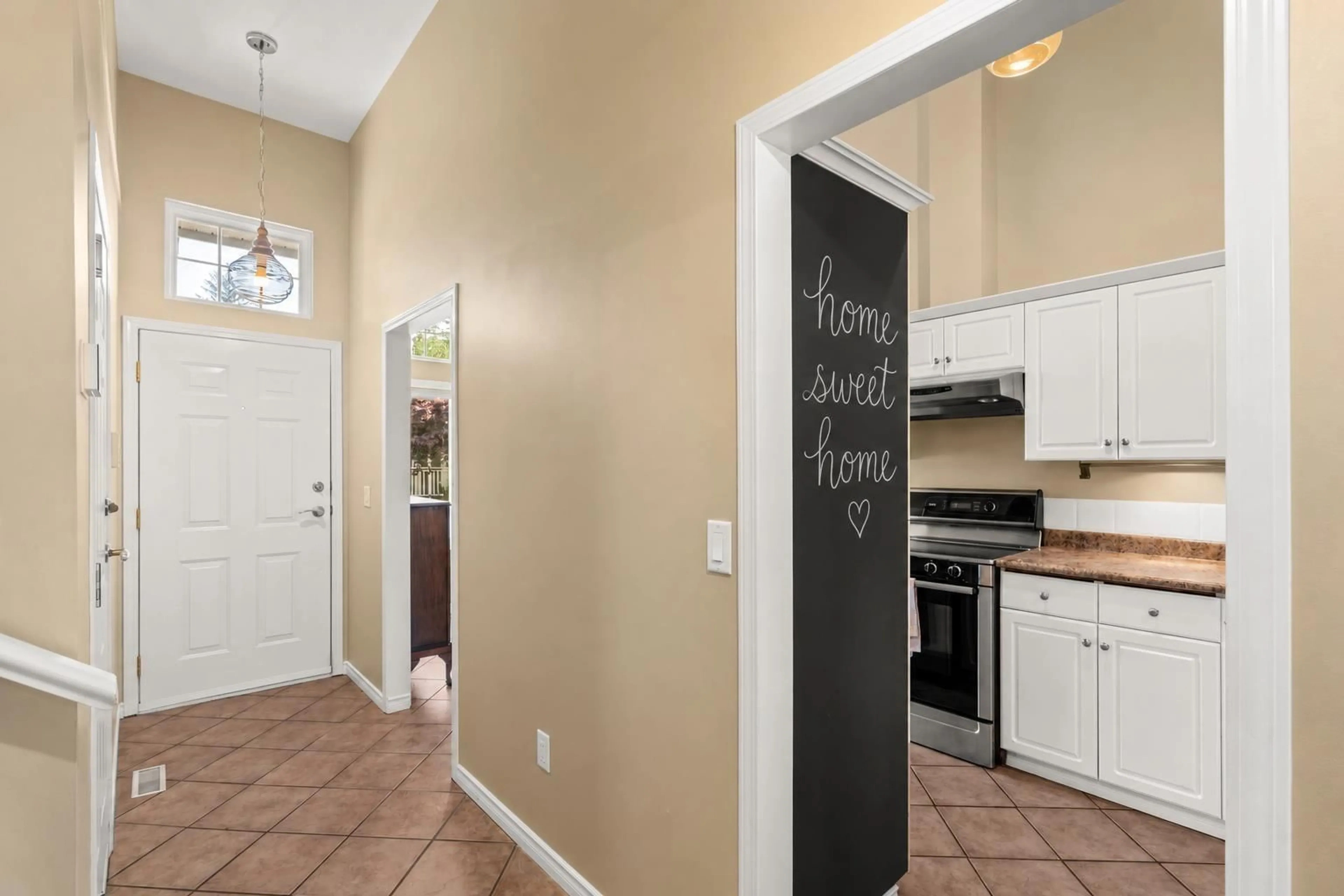 Indoor entryway for 14 - 20788 87 AVENUE, Langley British Columbia V1M3W7