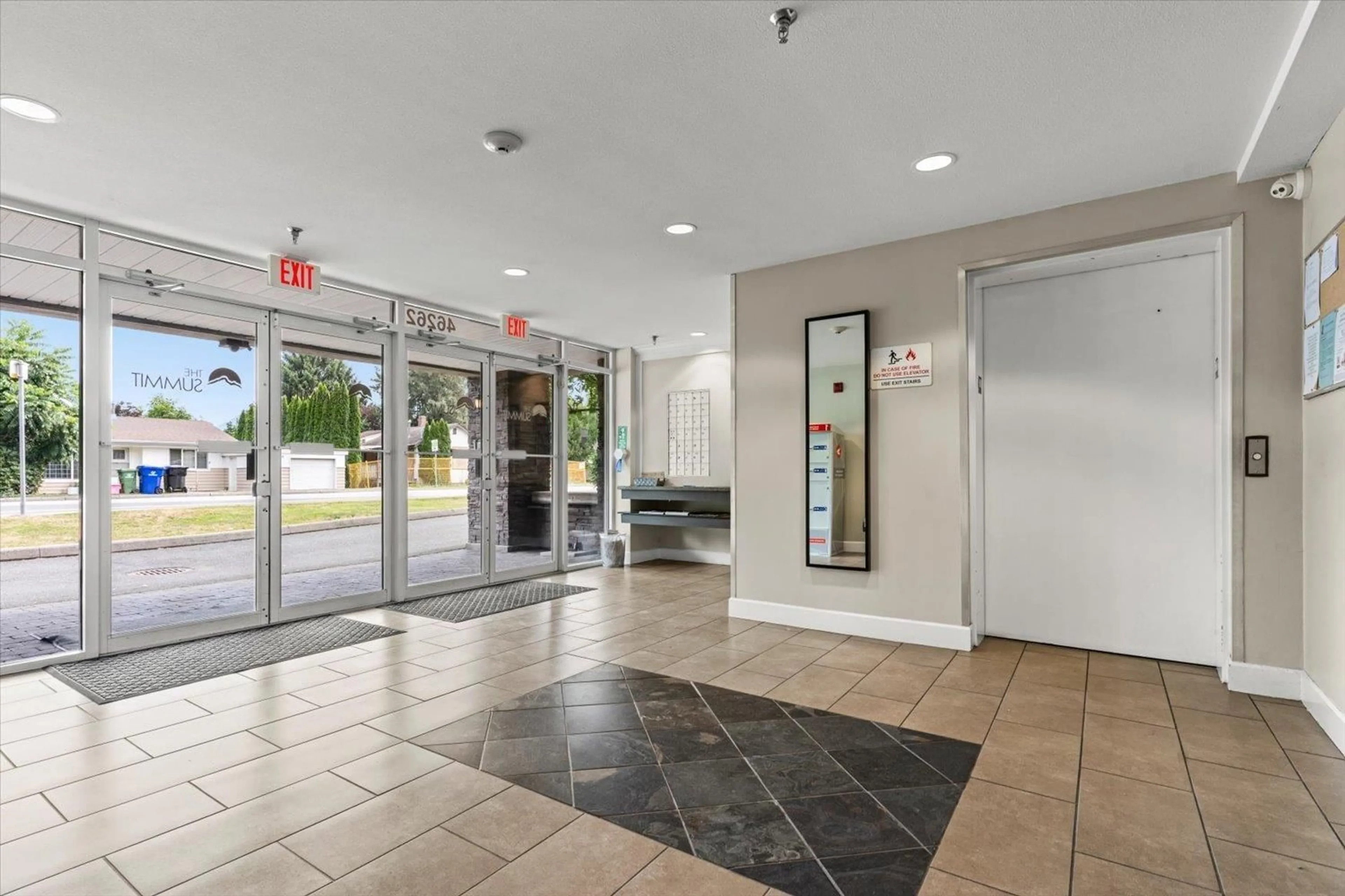Indoor foyer for 103 - 46262 FIRST AVENUE, Chilliwack British Columbia V2P0C3