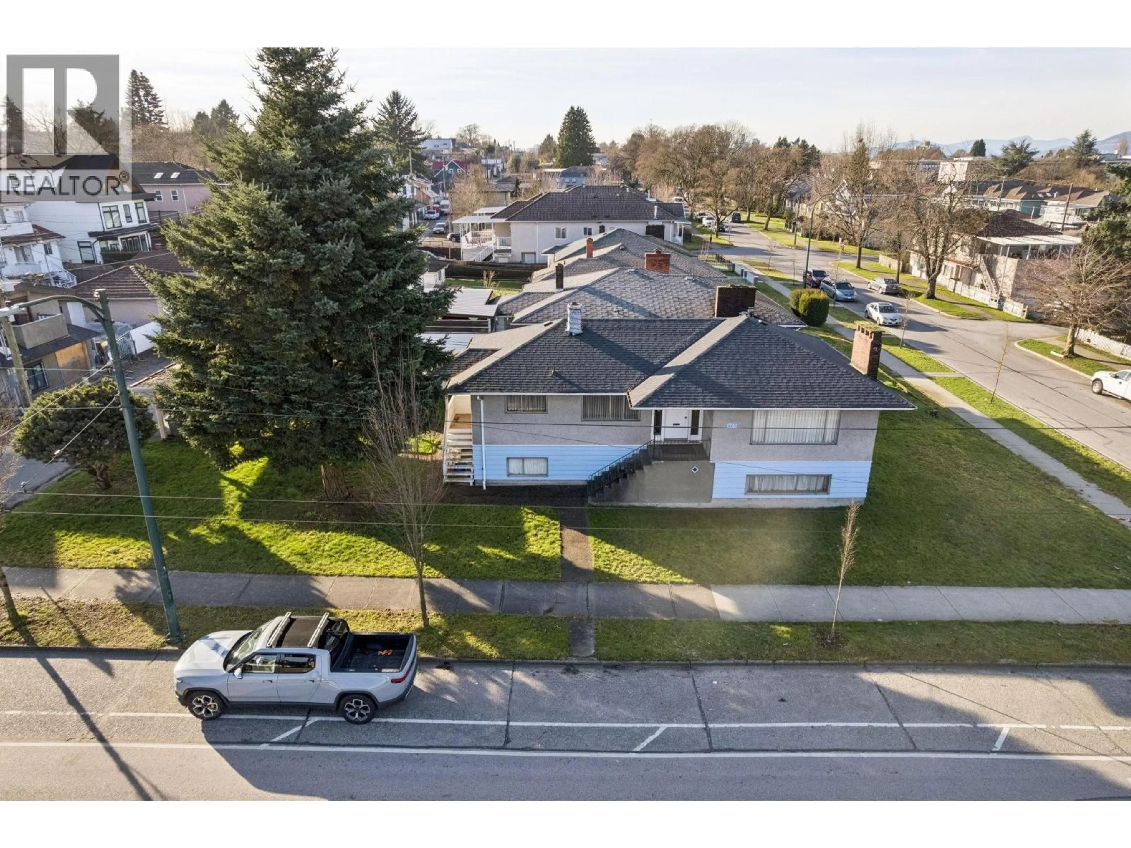 A pic from outside/outdoor area/front of a property/back of a property/a pic from drone, street for 925 NANAIMO STREET, Vancouver British Columbia V5L4T1
