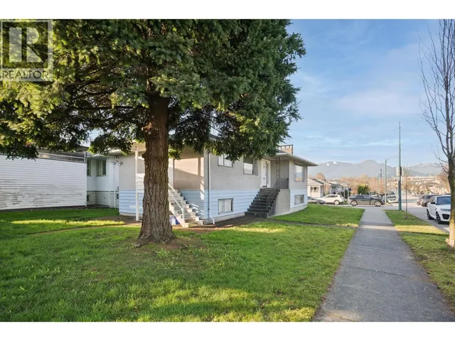 925 NANAIMO STREET, Vancouver 4