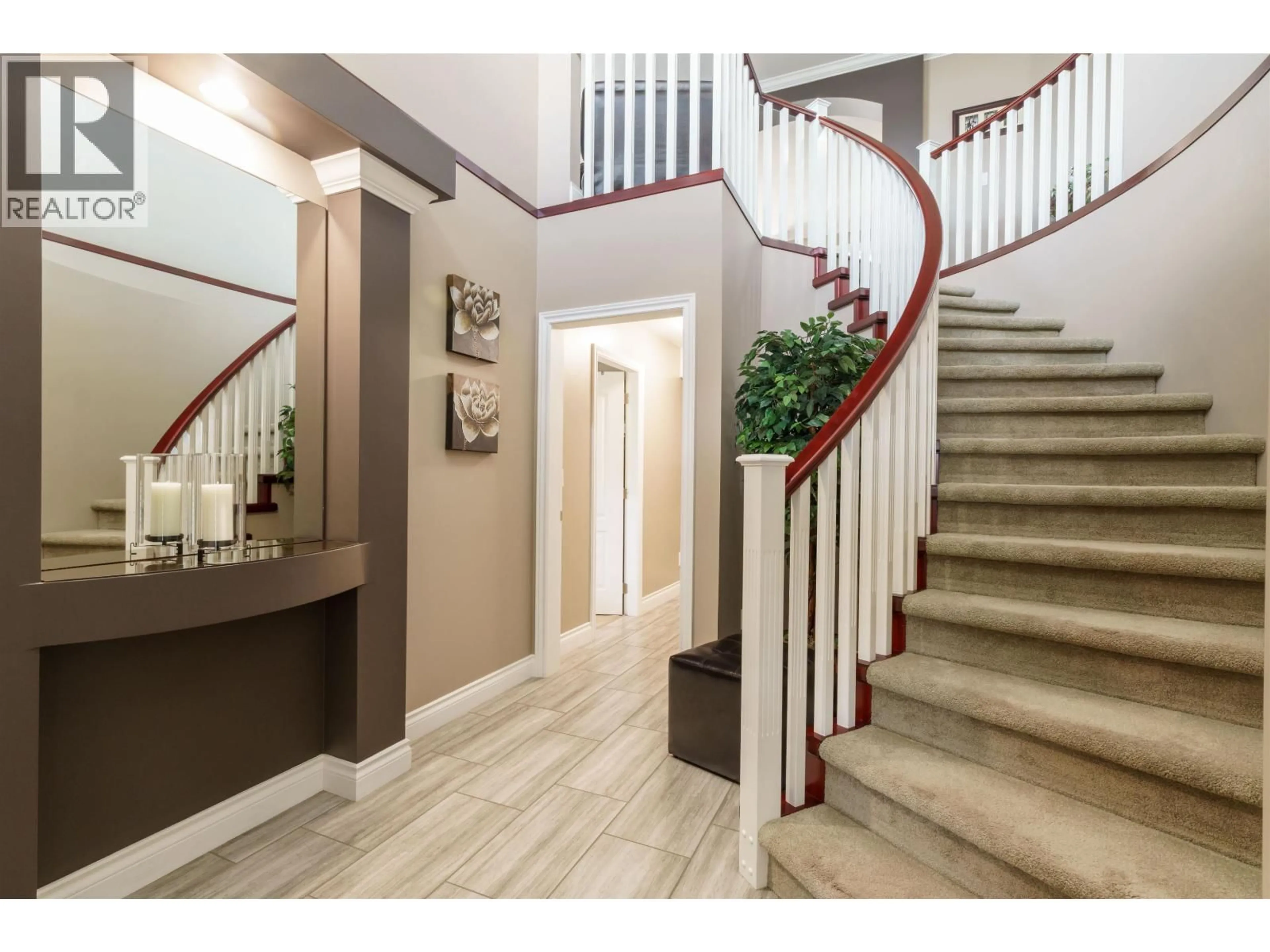 Indoor foyer for 20281 KENT STREET, Maple Ridge British Columbia V2X3T7
