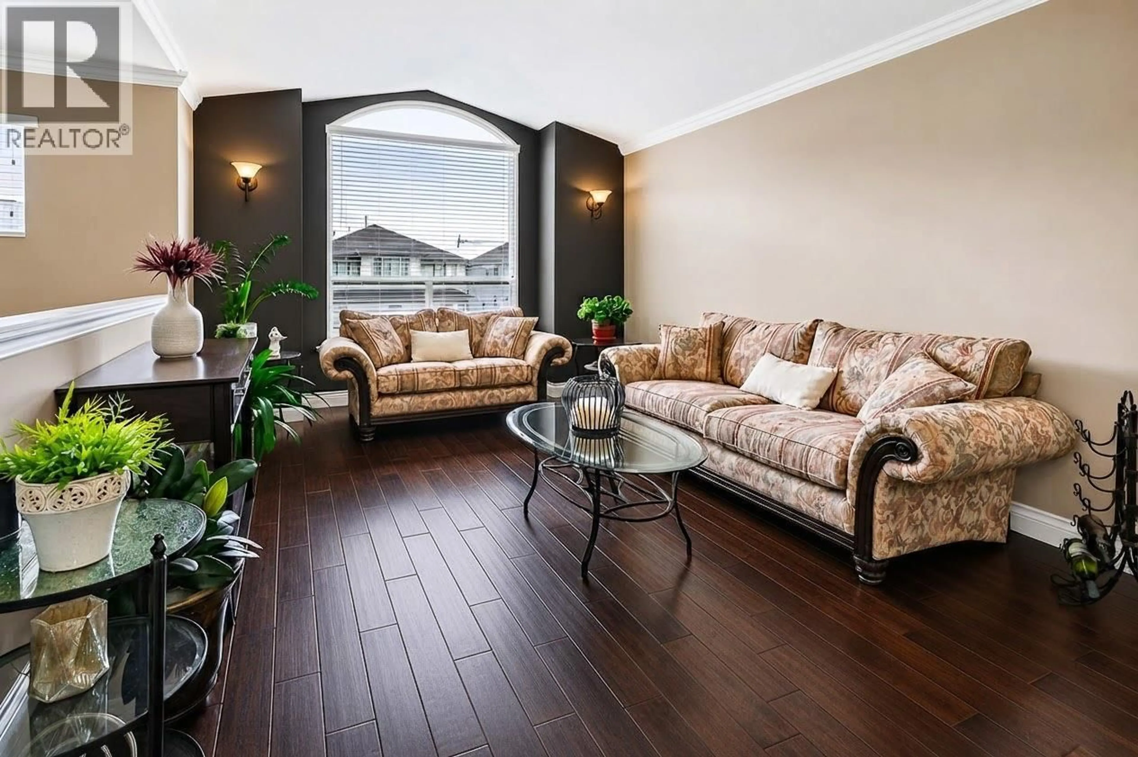 Living room with furniture, wood/laminate floor for 20281 KENT STREET, Maple Ridge British Columbia V2X3T7