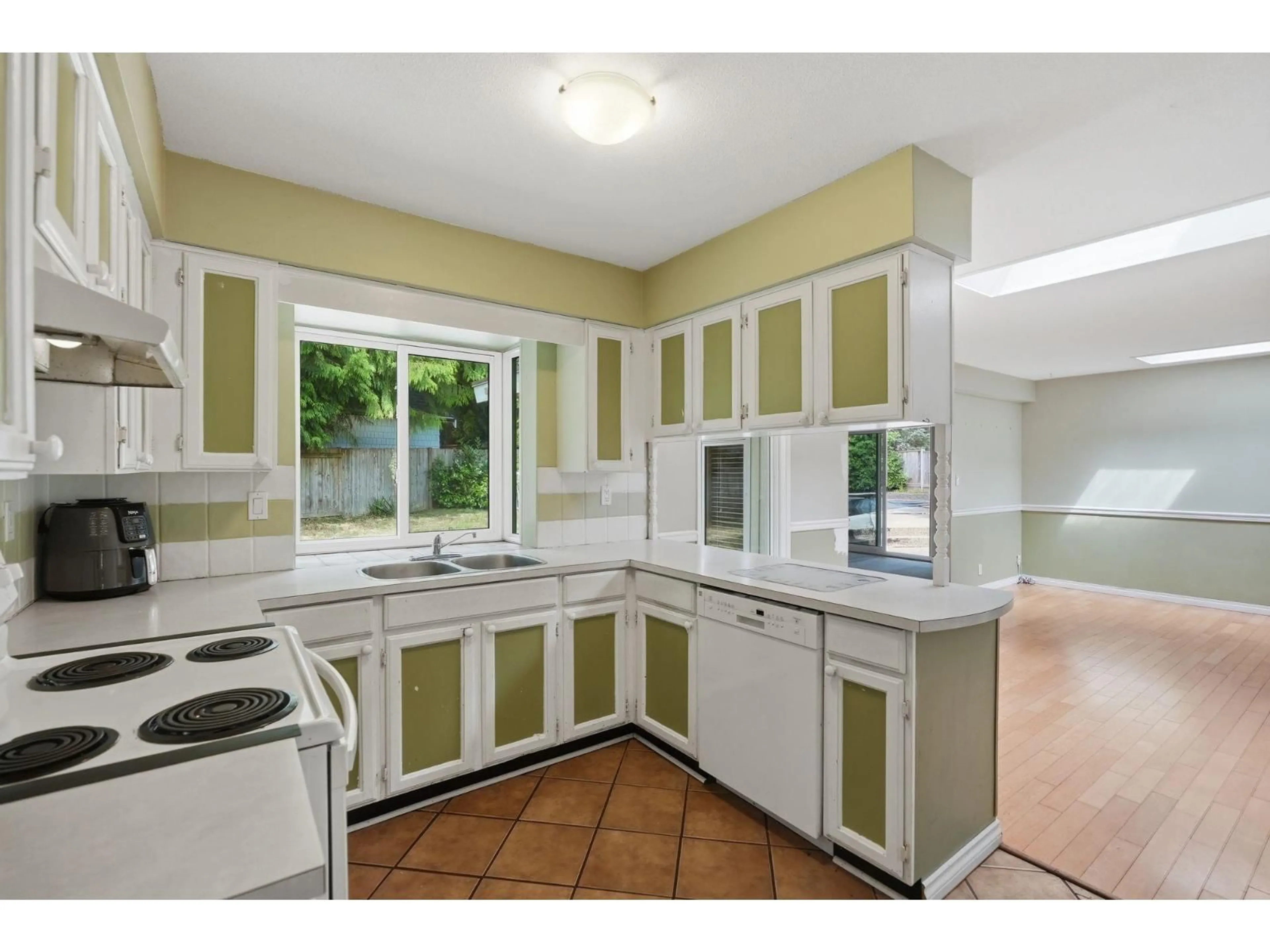 Standard kitchen, ceramic/tile floor for 6520 BRADFORD PLACE, Delta British Columbia V4E1G3