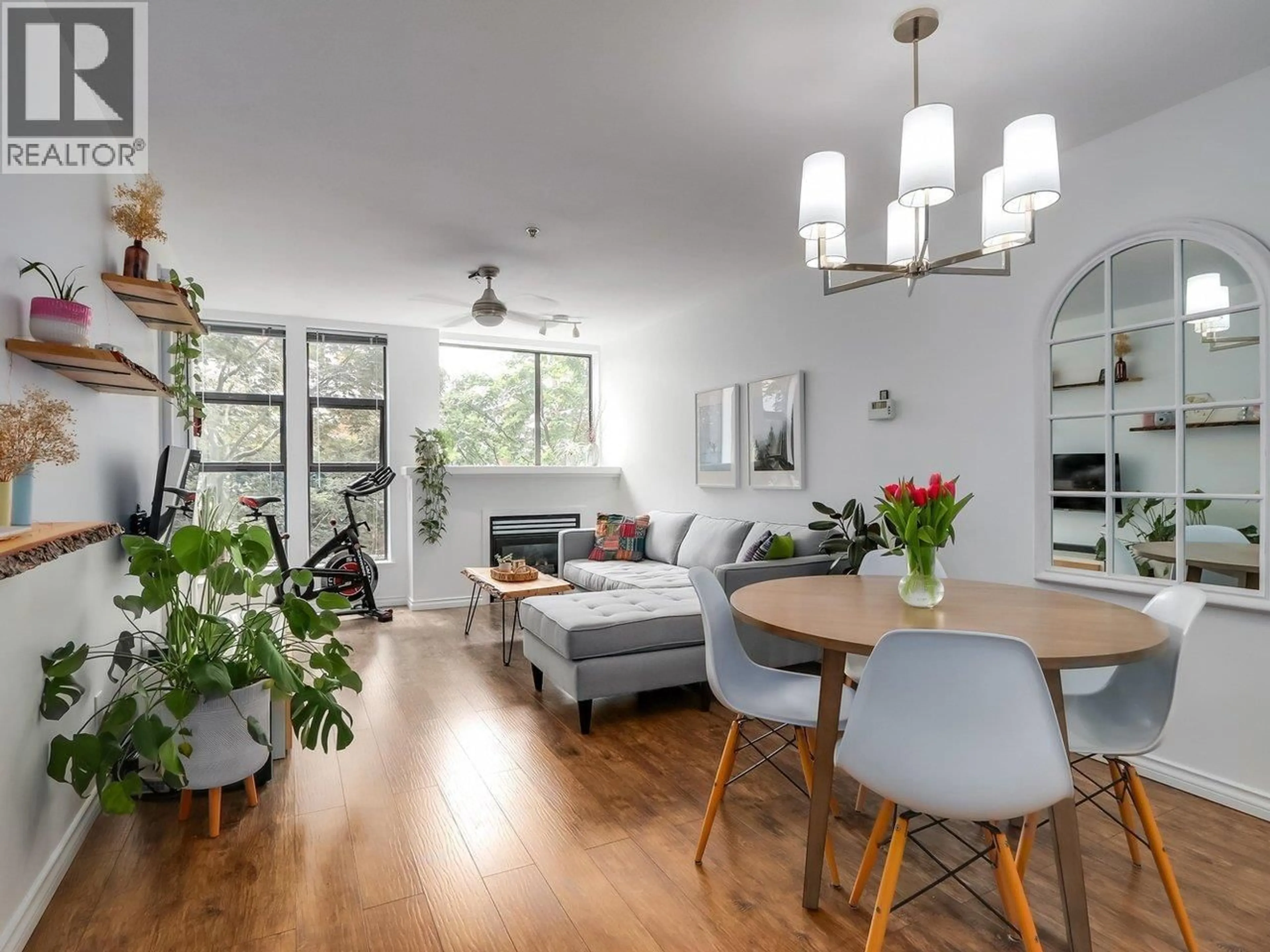 Living room with furniture, wood/laminate floor for 414 - 345 LONSDALE AVENUE, North Vancouver British Columbia V7M3M9