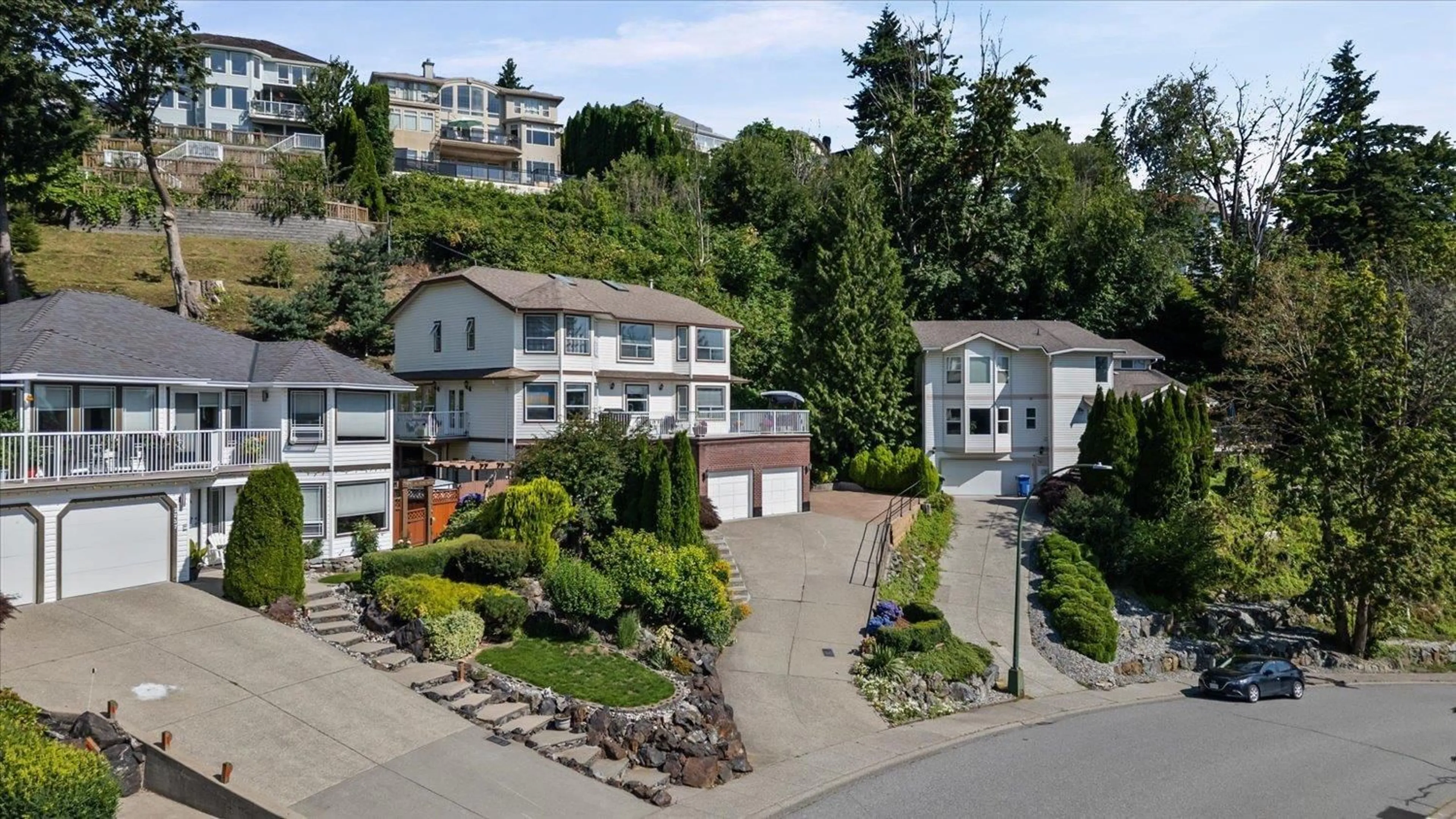 A pic from outside/outdoor area/front of a property/back of a property/a pic from drone, street for 2255 MOUNTAIN DRIVE, Abbotsford British Columbia V3G1E4