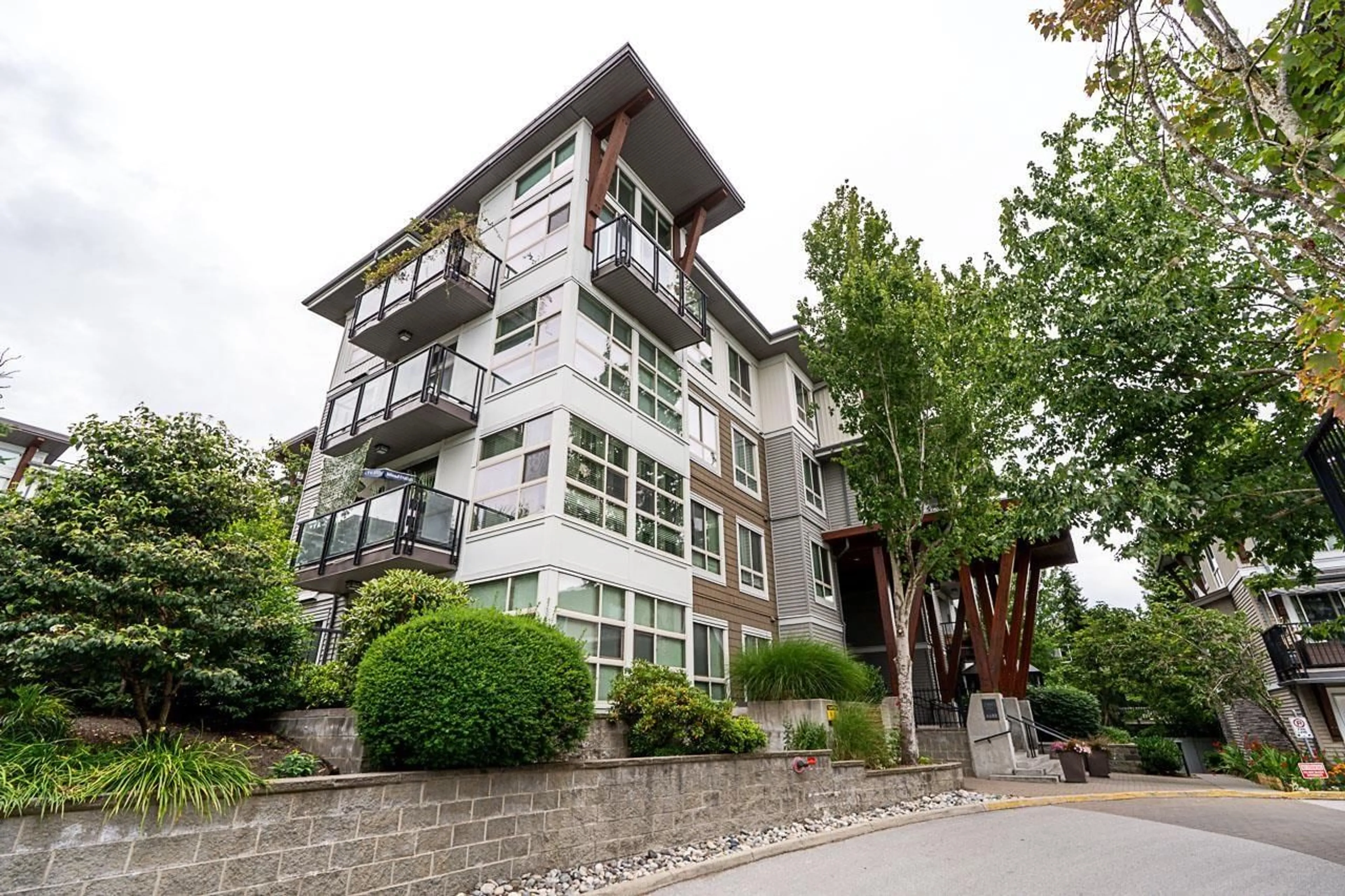 Patio, building for 408 - 6688 120 STREET, Surrey British Columbia V3W1T8