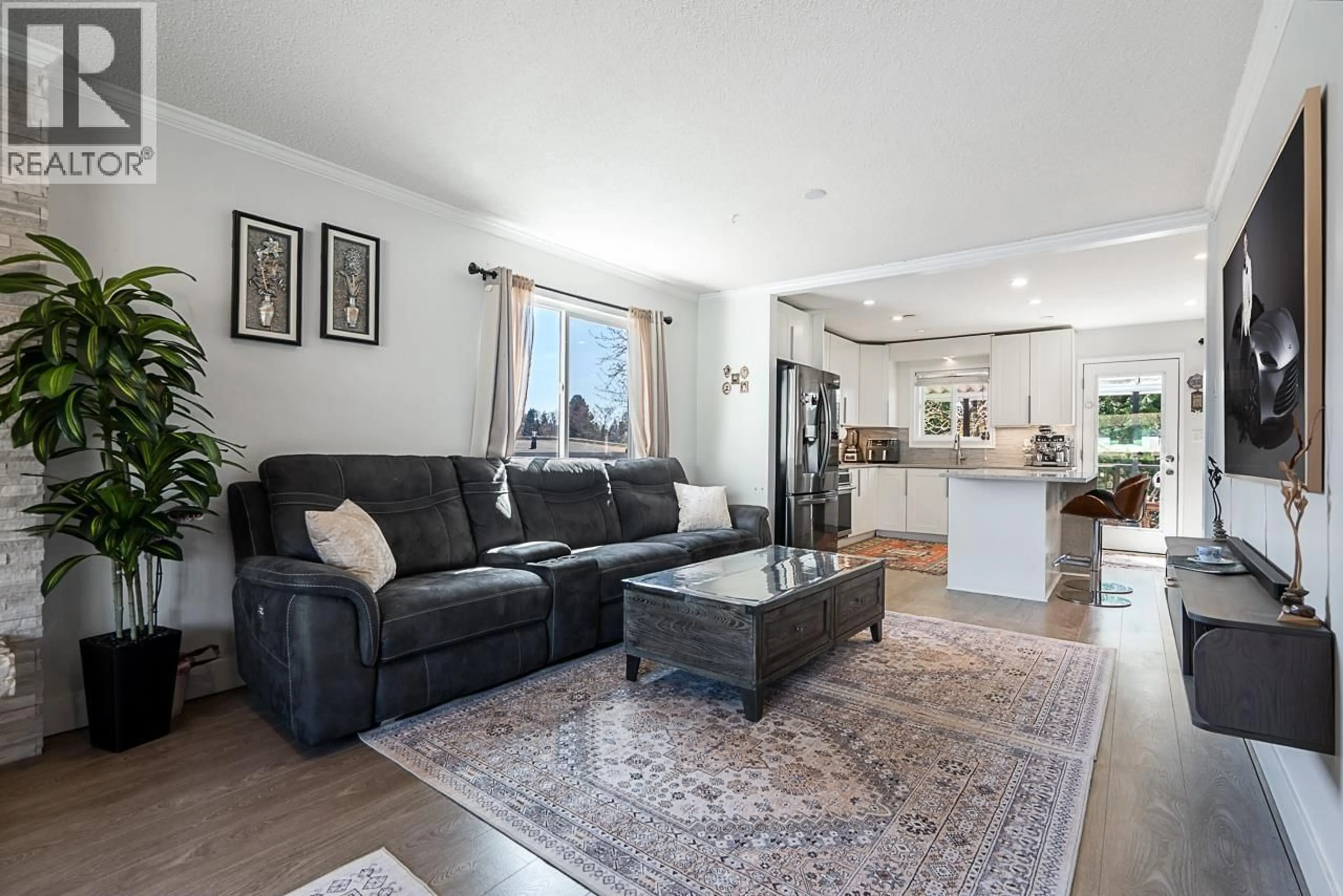 Living room with furniture, unknown for 2333 KIRKSTONE ROAD, North Vancouver British Columbia V7J3M1