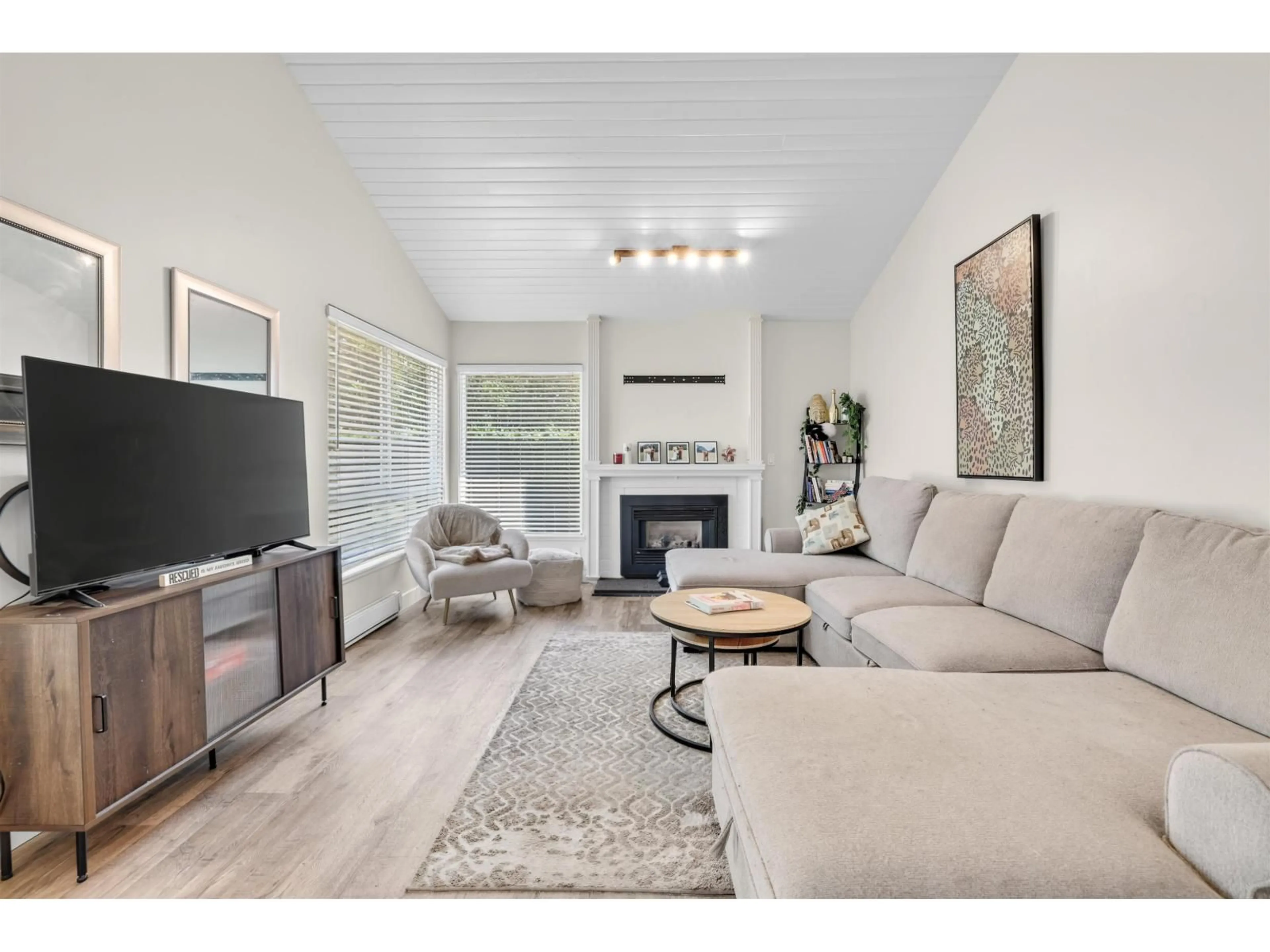 Living room with furniture, wood/laminate floor for 19211 FAIRWAY DRIVE, Surrey British Columbia V3S5M8