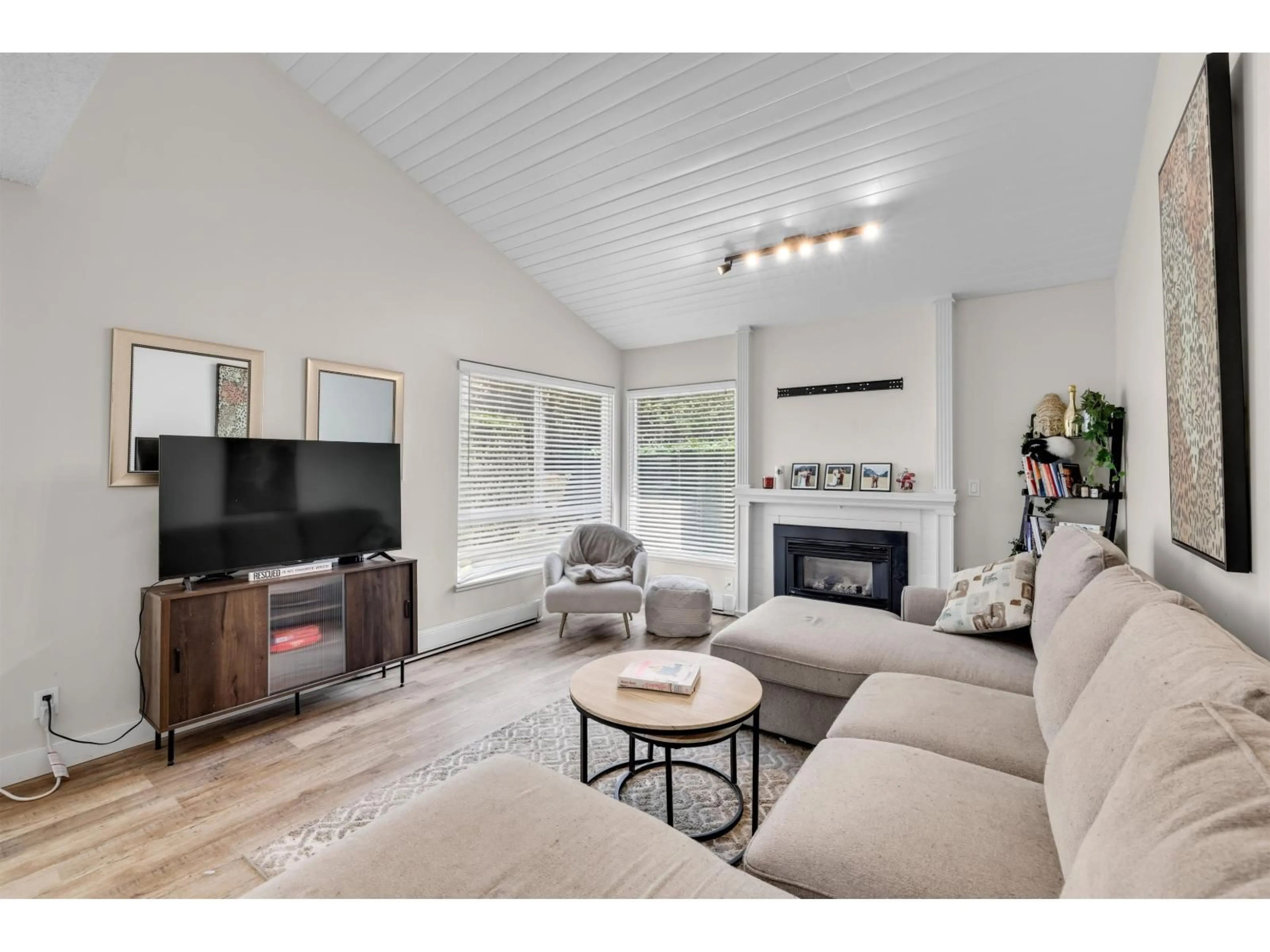 Living room with furniture, unknown for 19211 FAIRWAY DRIVE, Surrey British Columbia V3S5M8