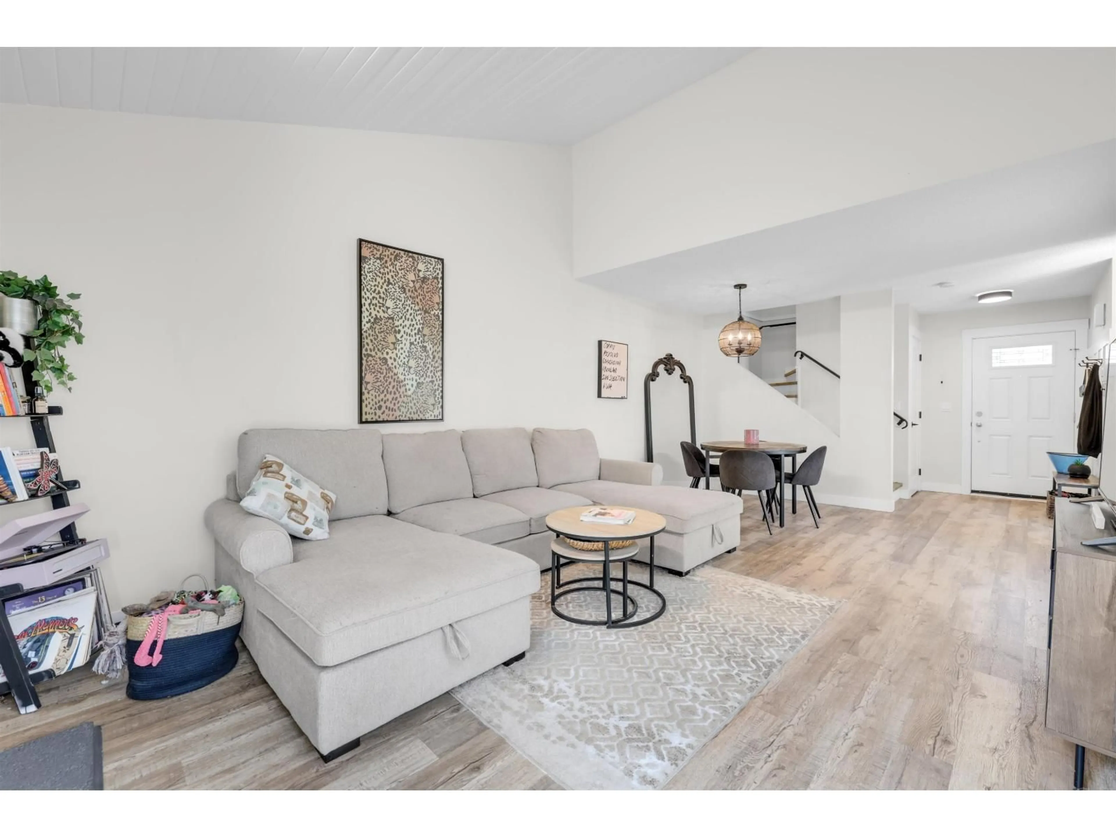 Living room with furniture, unknown for 19211 FAIRWAY DRIVE, Surrey British Columbia V3S5M8