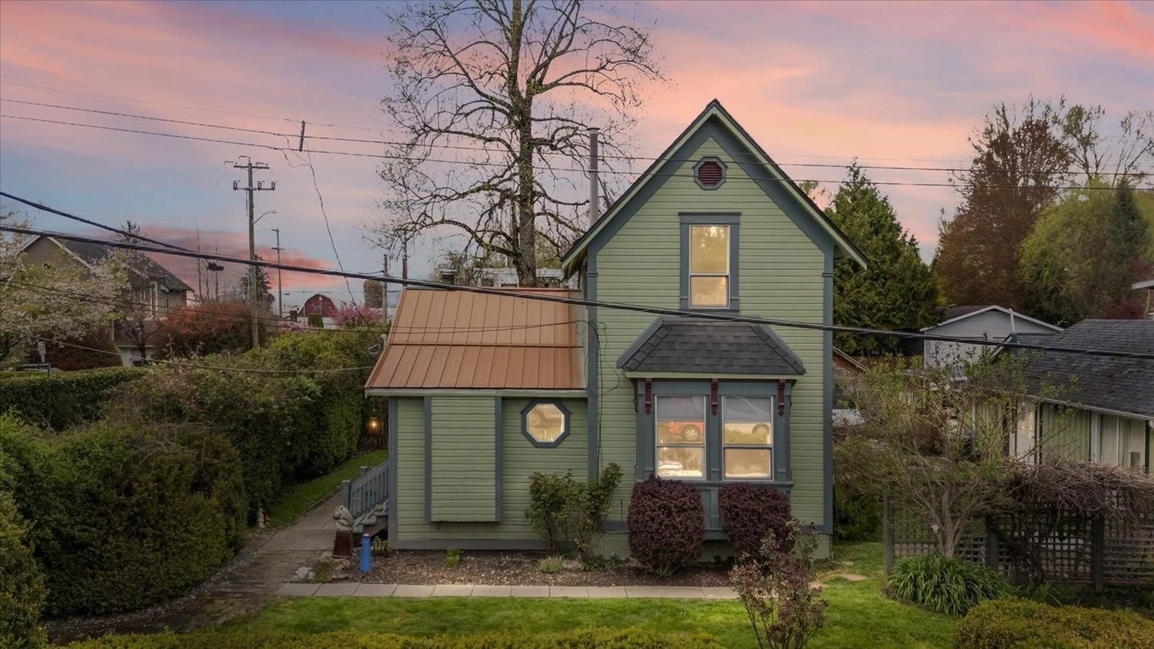 A pic from outside/outdoor area/front of a property/back of a property/a pic from drone, street for 4358 WRIGHT STREET, Abbotsford British Columbia V2S7Y8
