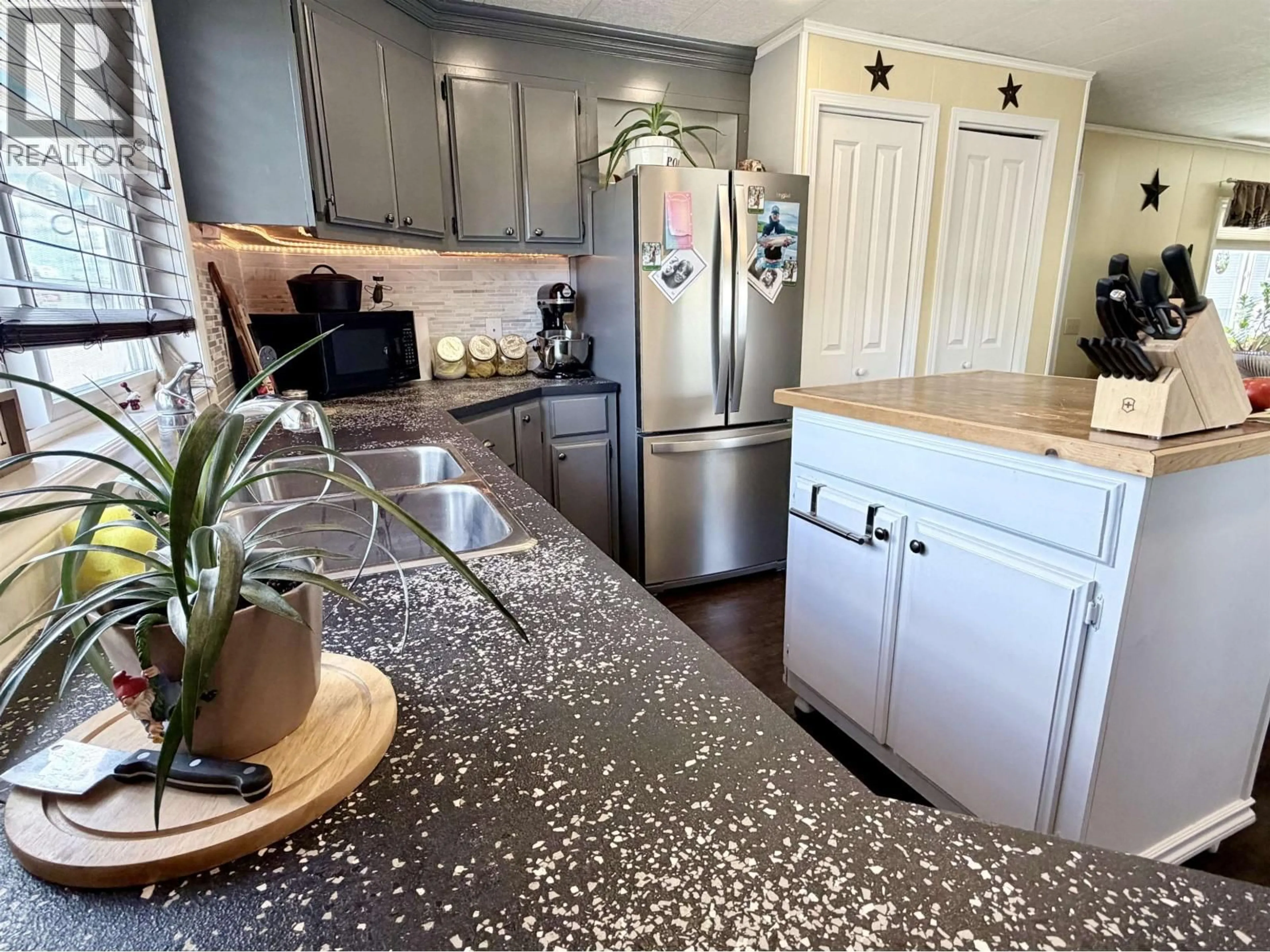 Open concept kitchen, ceramic/tile floor for 10 - 2091 16 HIGHWAY, Vanderhoof British Columbia V0J3A0