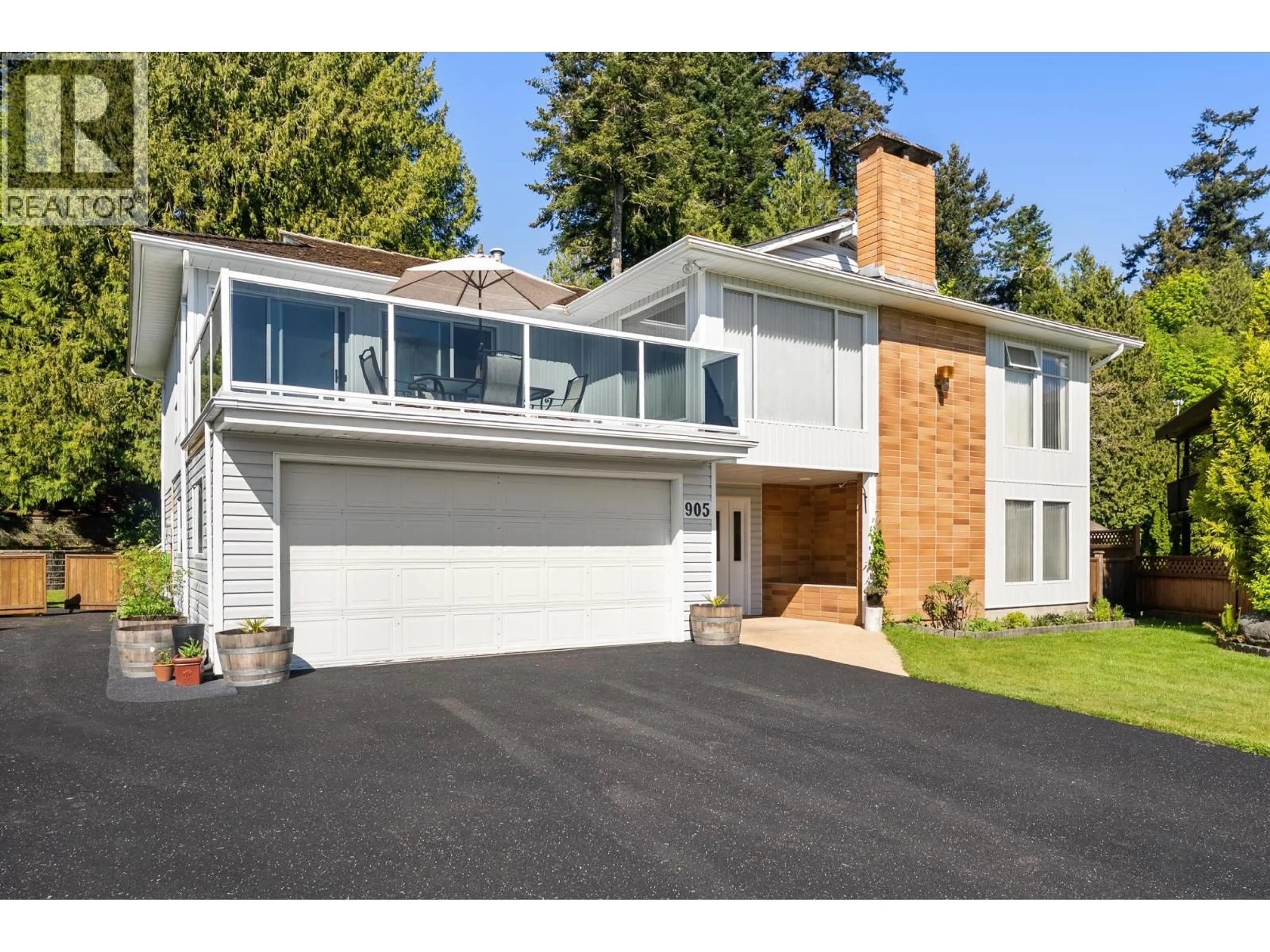 Home with vinyl exterior material, street for 905 EDEN CRESCENT, Tsawwassen British Columbia V4L1W6