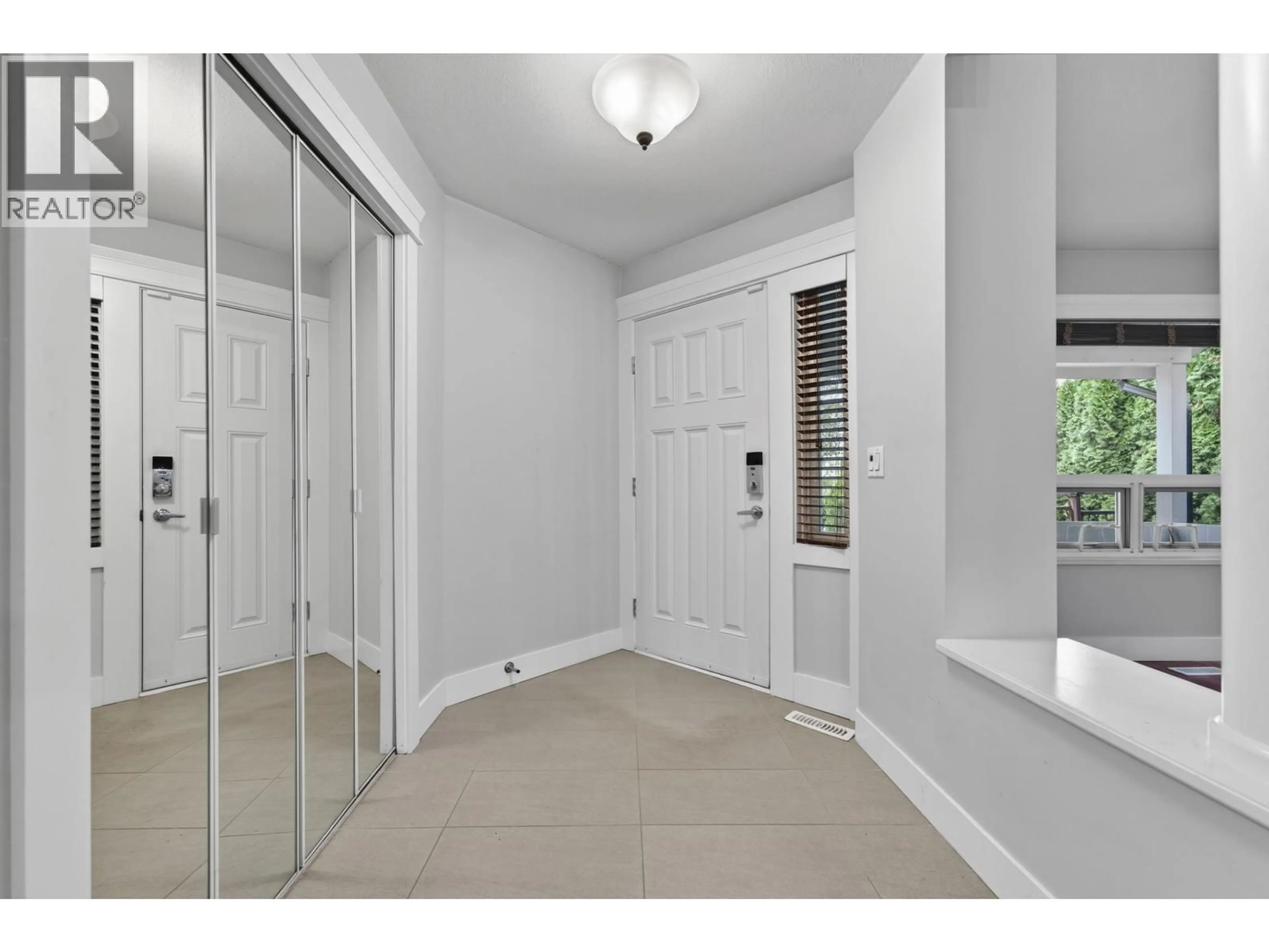 Indoor entryway for 5591 OLIVER DRIVE, Richmond British Columbia V6V2P2