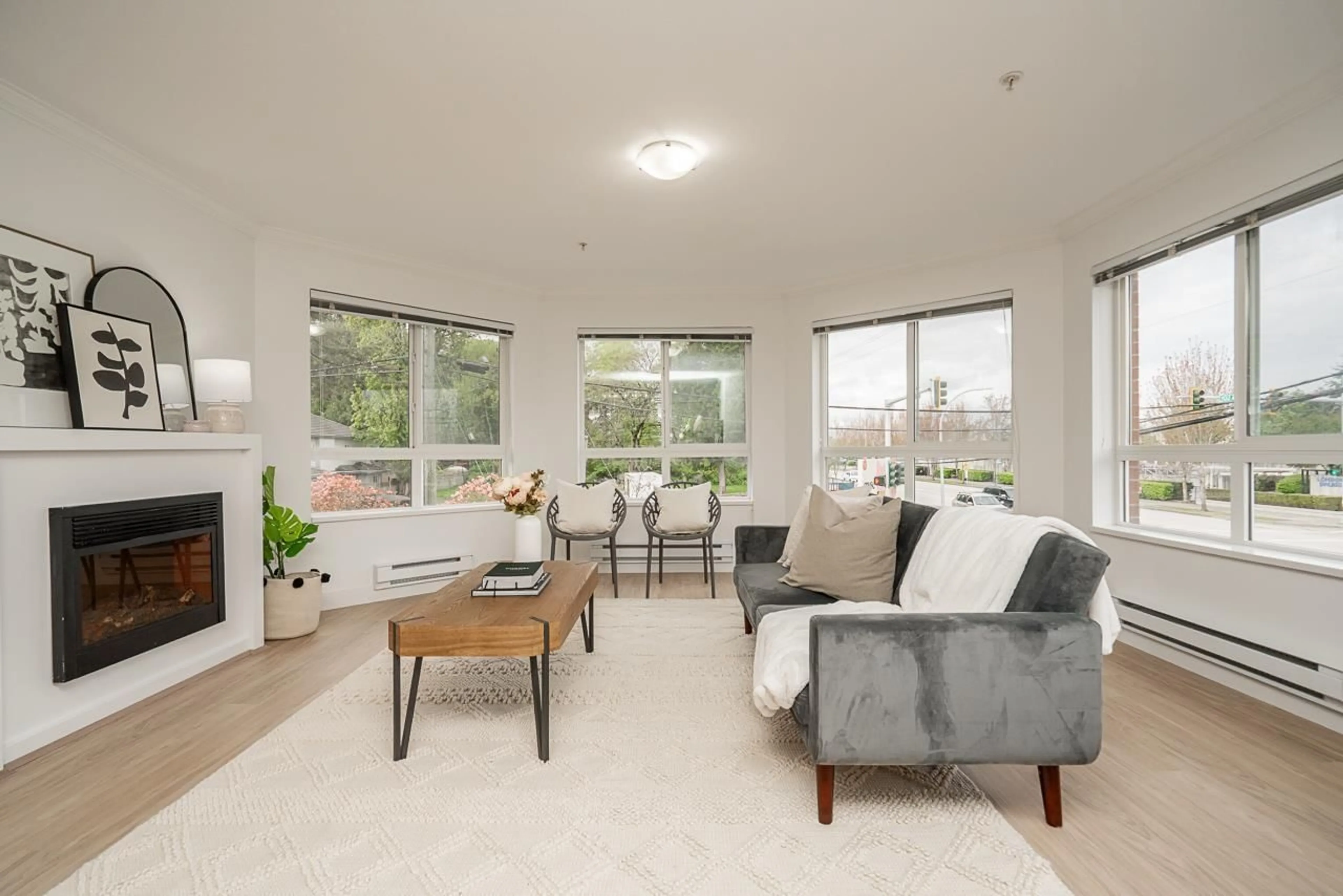 Living room with furniture, unknown for 215 - 14960 102A AVENUE, Surrey British Columbia V3R6A3