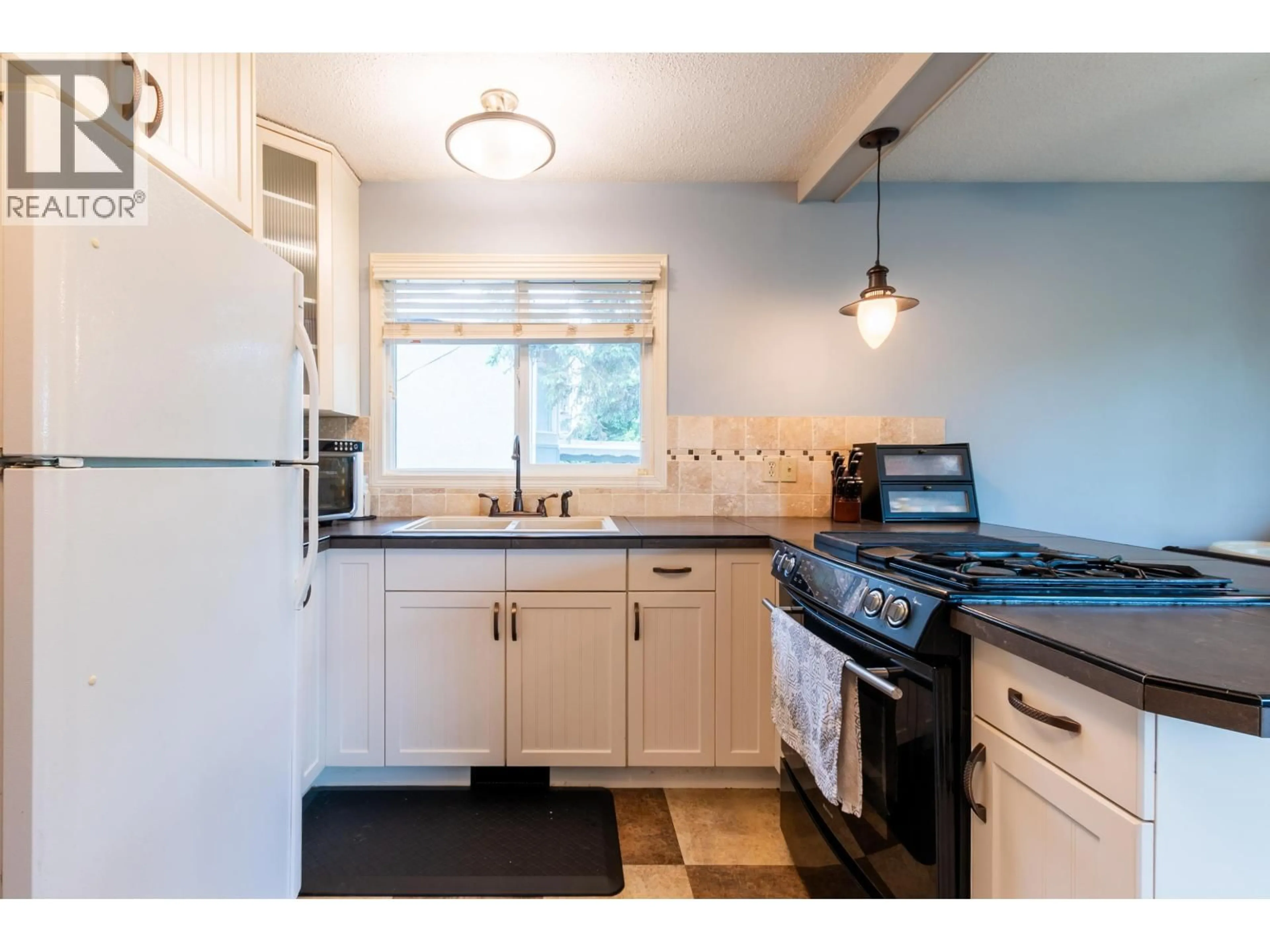 Standard kitchen, unknown for 2750 OAK STREET, Prince George British Columbia V2L2A8