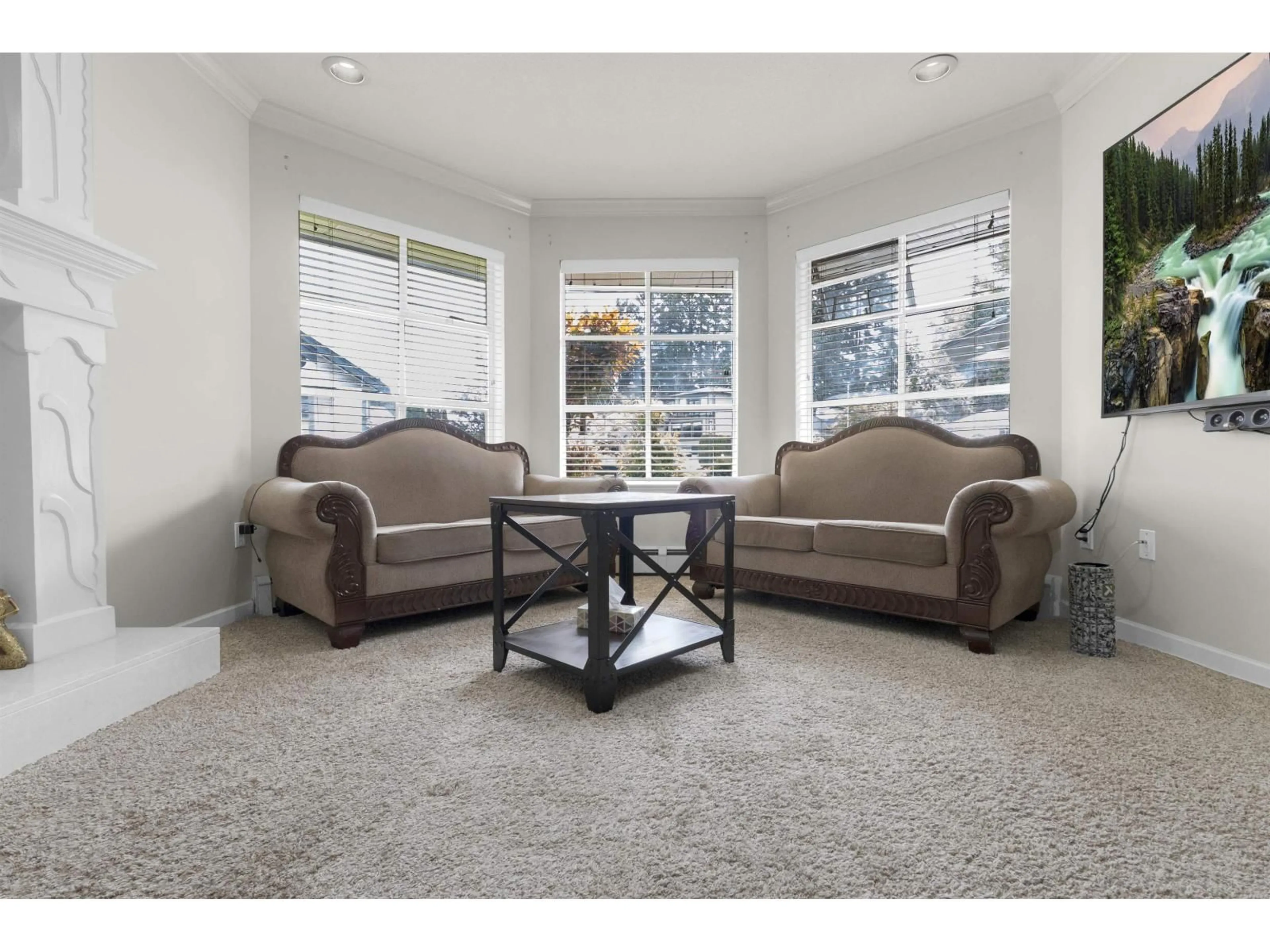 Living room with furniture, carpet floor for 14337 77 AVENUE, Surrey British Columbia V3W0X9