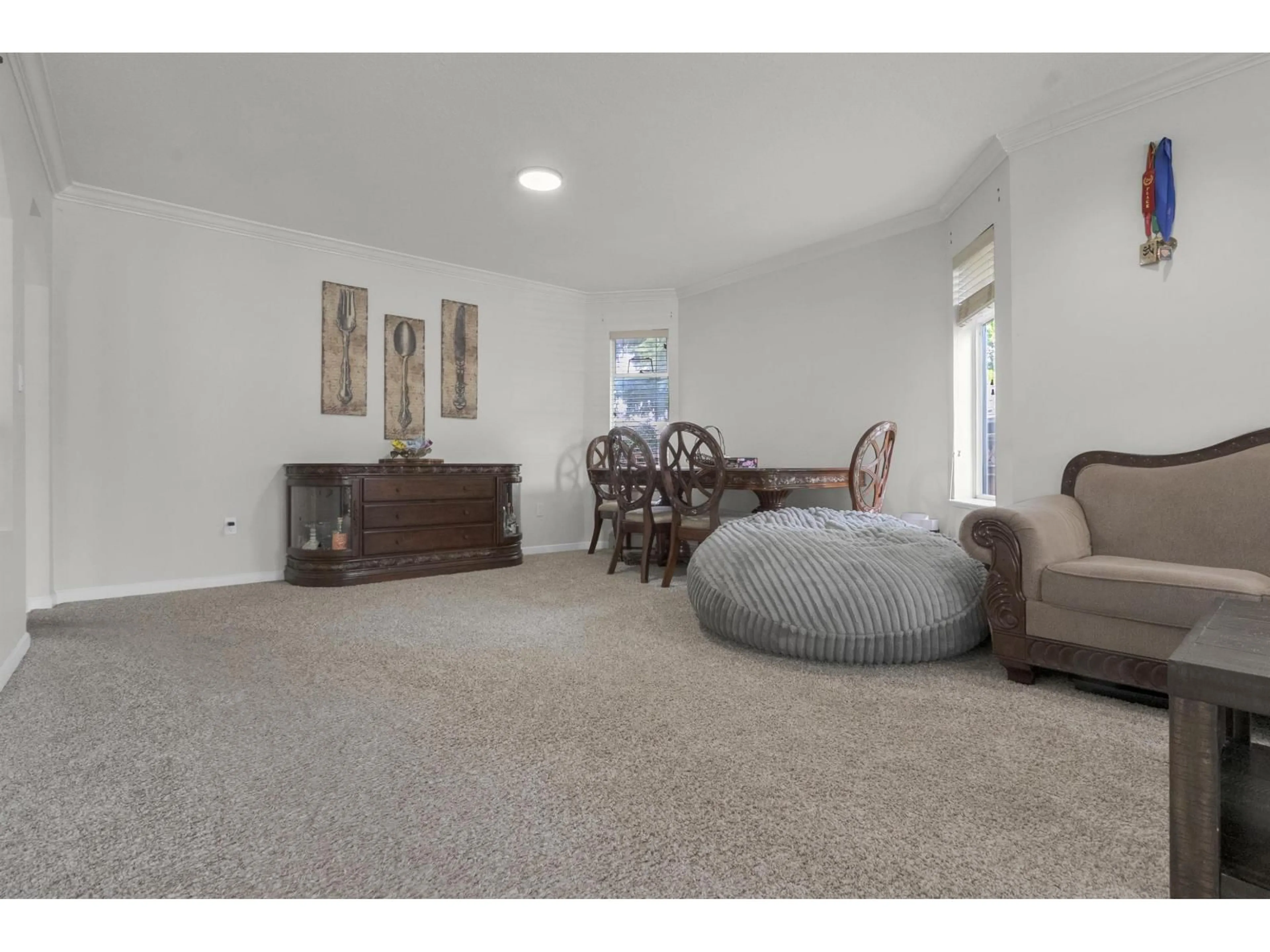 Living room with furniture, carpet floor for 14337 77 AVENUE, Surrey British Columbia V3W0X9