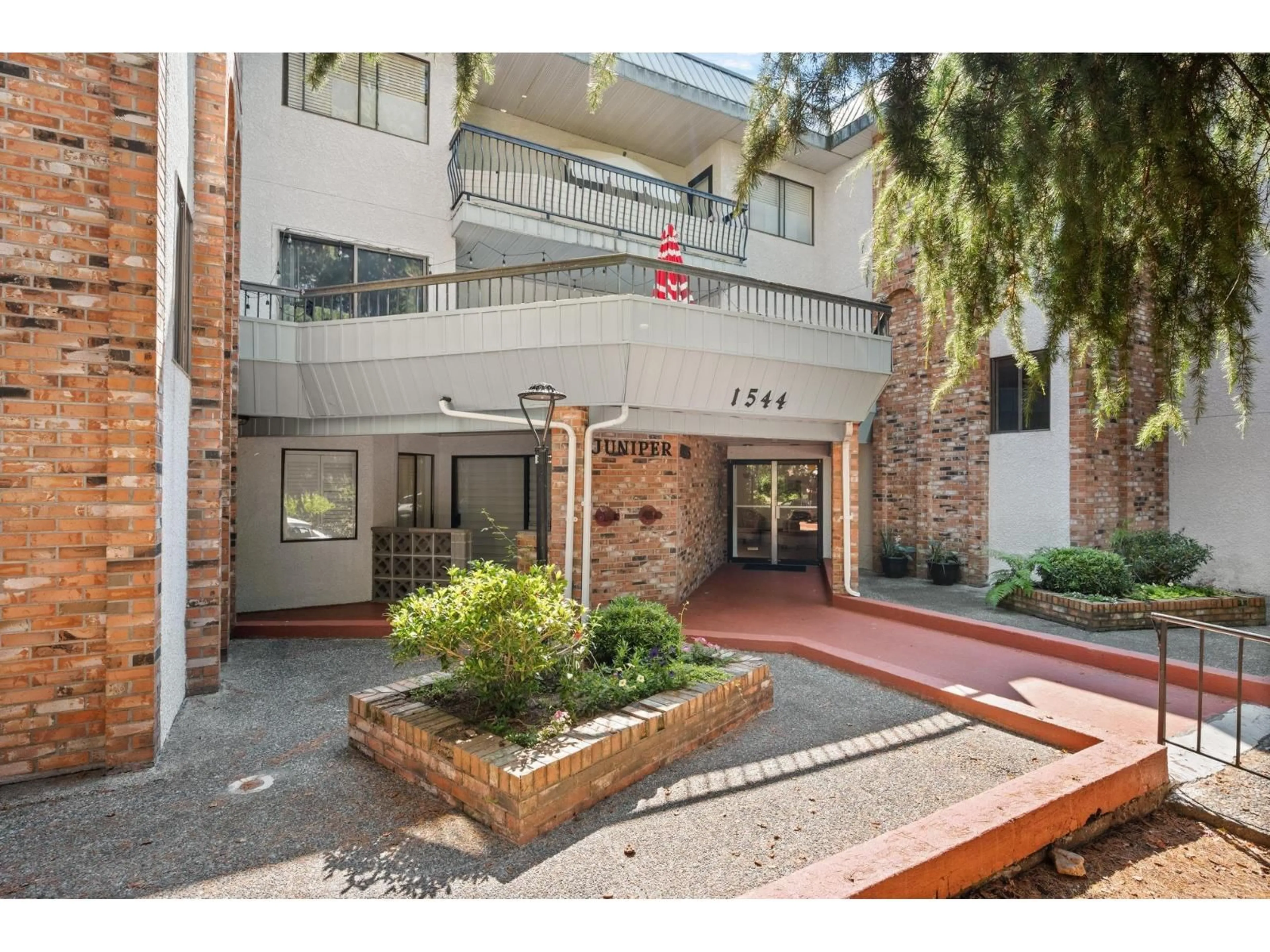 Indoor foyer for 204 - 1544 FIR STREET, White Rock British Columbia V4B4B7