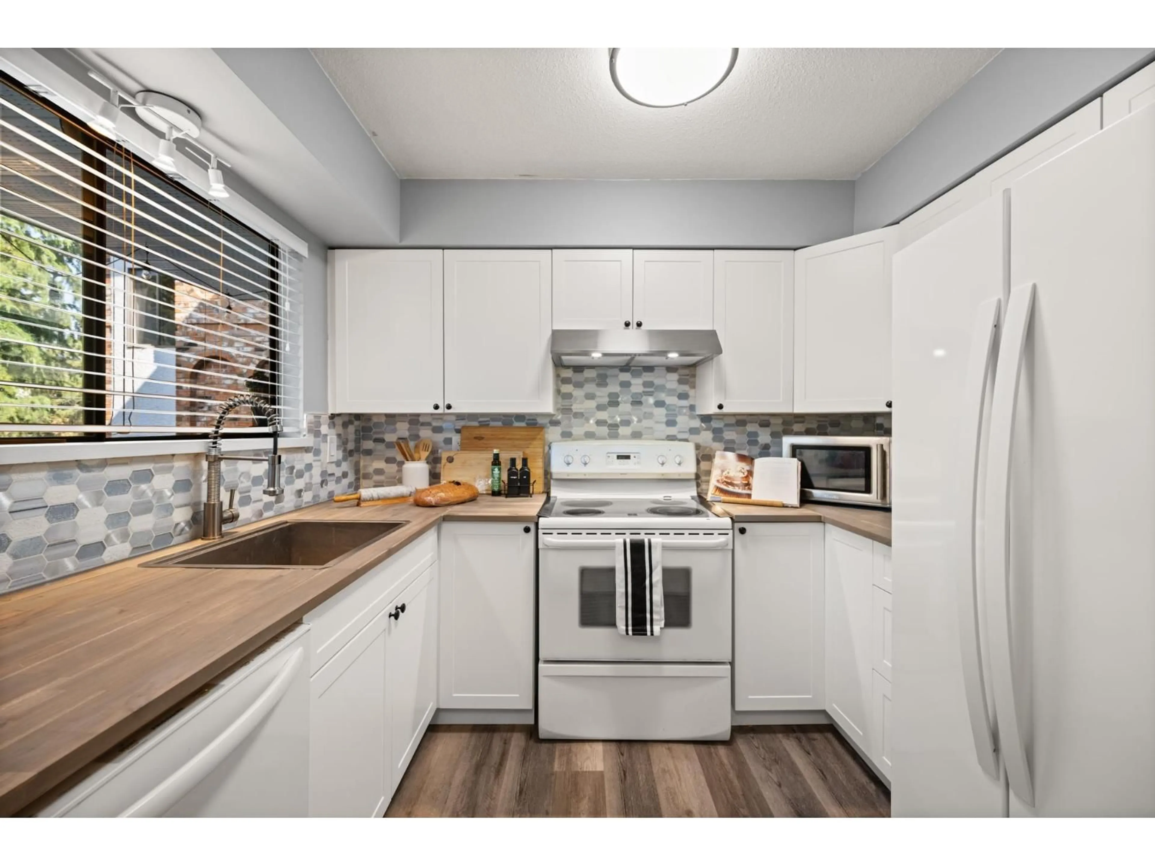 Standard kitchen, wood/laminate floor for 204 - 1544 FIR STREET, White Rock British Columbia V4B4B7