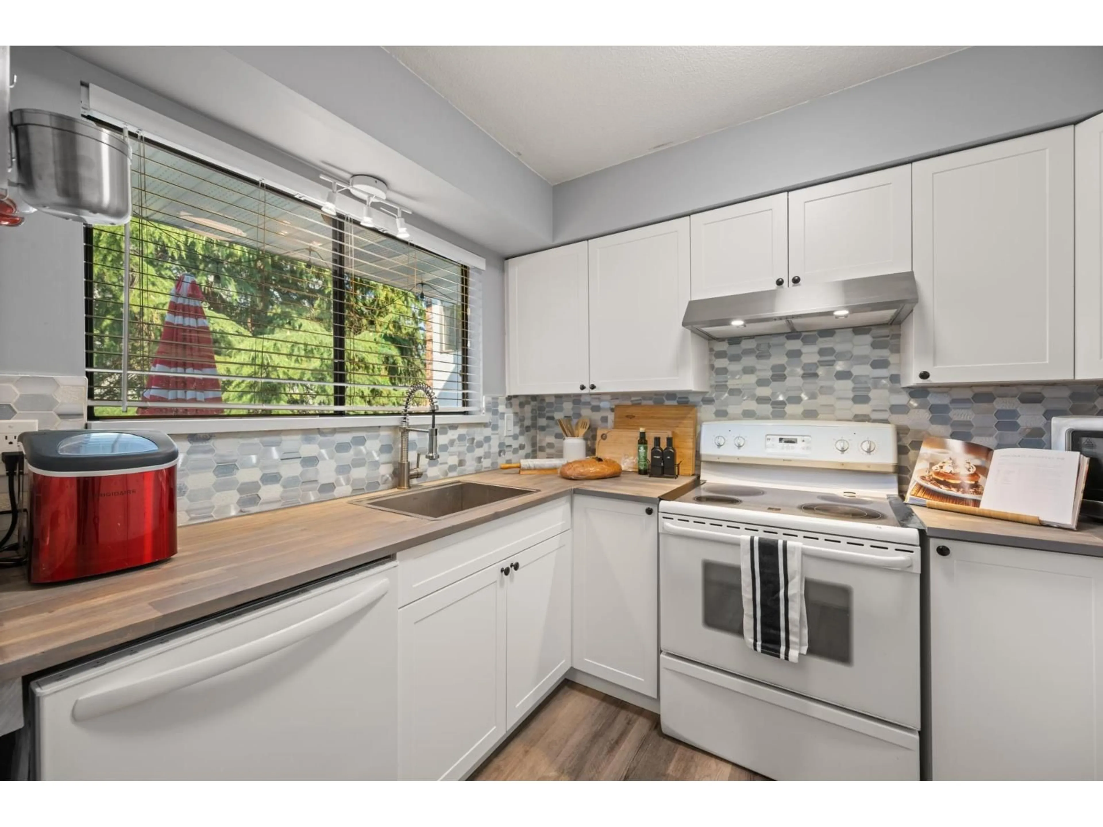 Unknown for 204 - 1544 FIR STREET, White Rock British Columbia V4B4B7