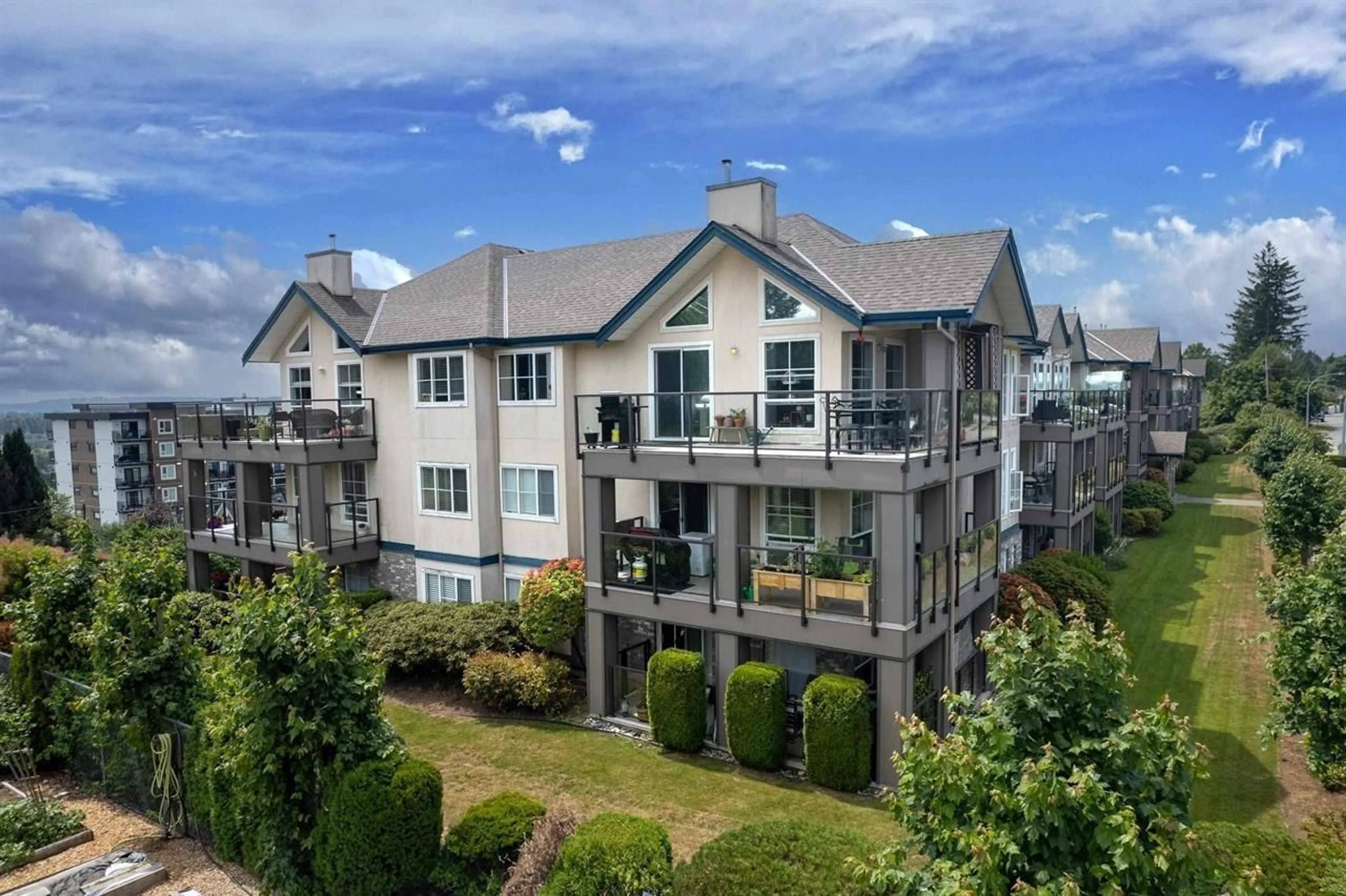 A pic from outside/outdoor area/front of a property/back of a property/a pic from drone, unknown for 304 - 33150 4 AVENUE, Mission British Columbia V2V7A3