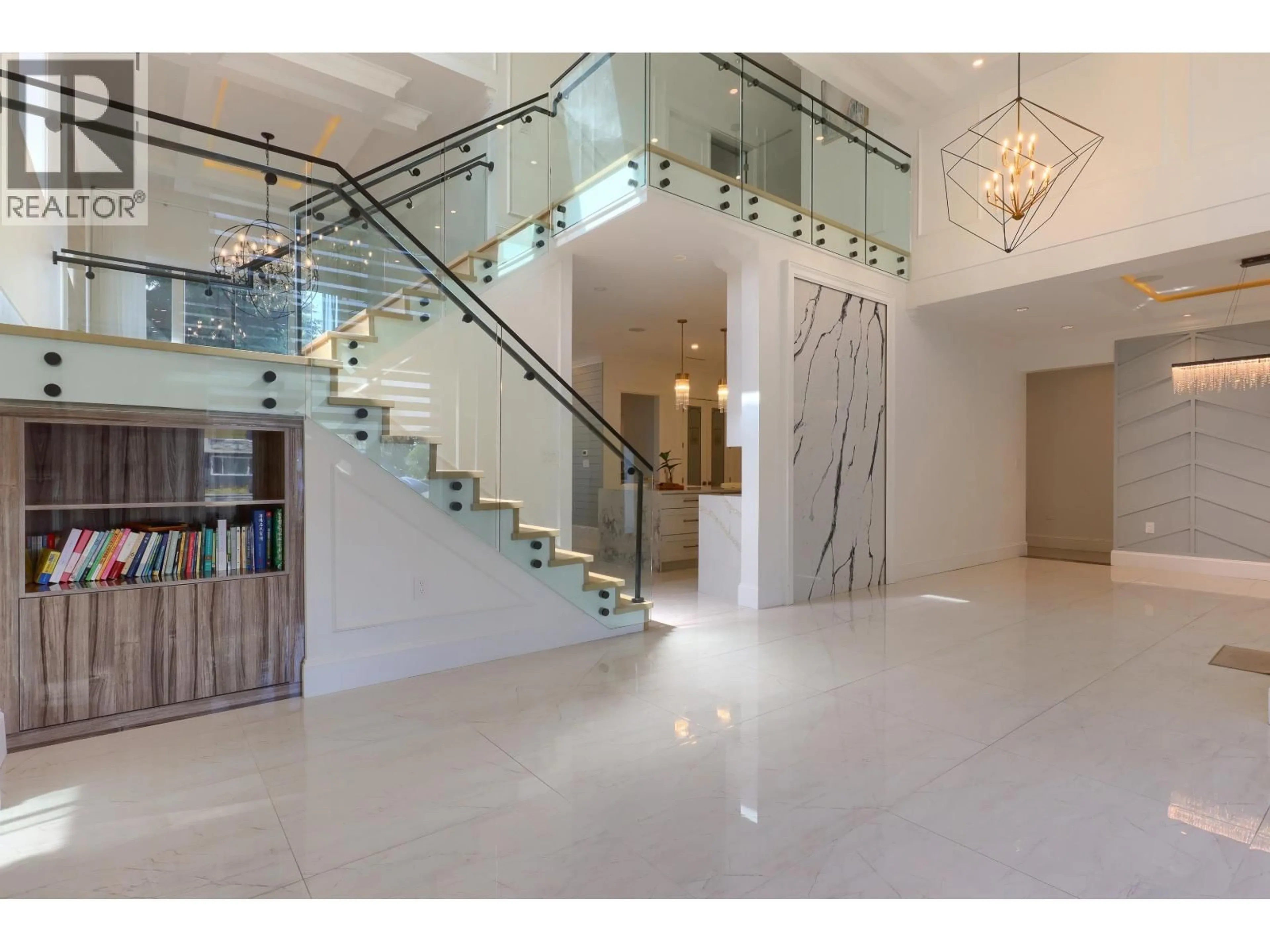 Indoor foyer for 4820 FORTUNE AVENUE, Richmond British Columbia V7E4H9