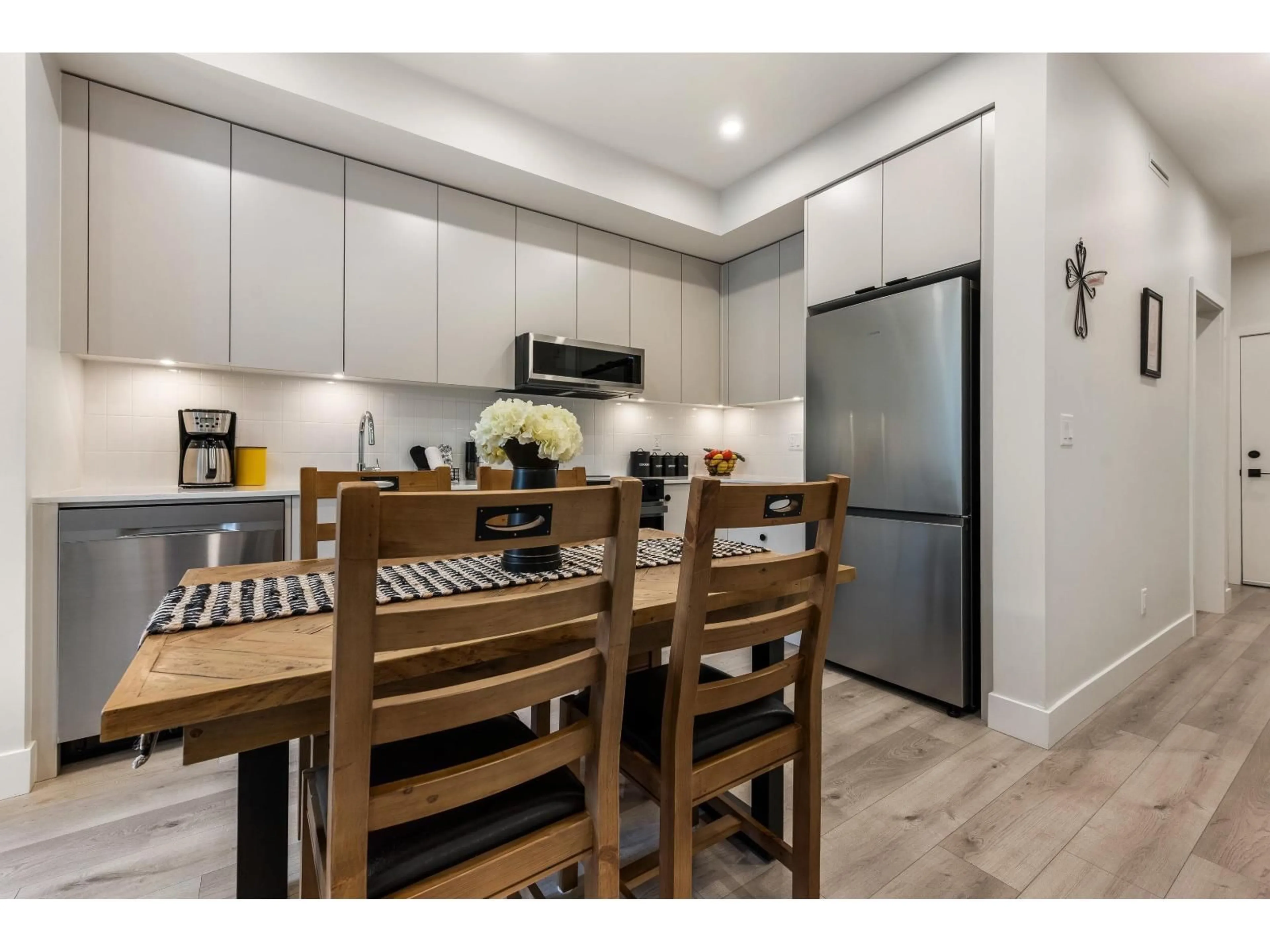 Open concept kitchen, wood/laminate floor for 401 - 45497 CAMPUS DRIVE, Chilliwack British Columbia V2R6L8