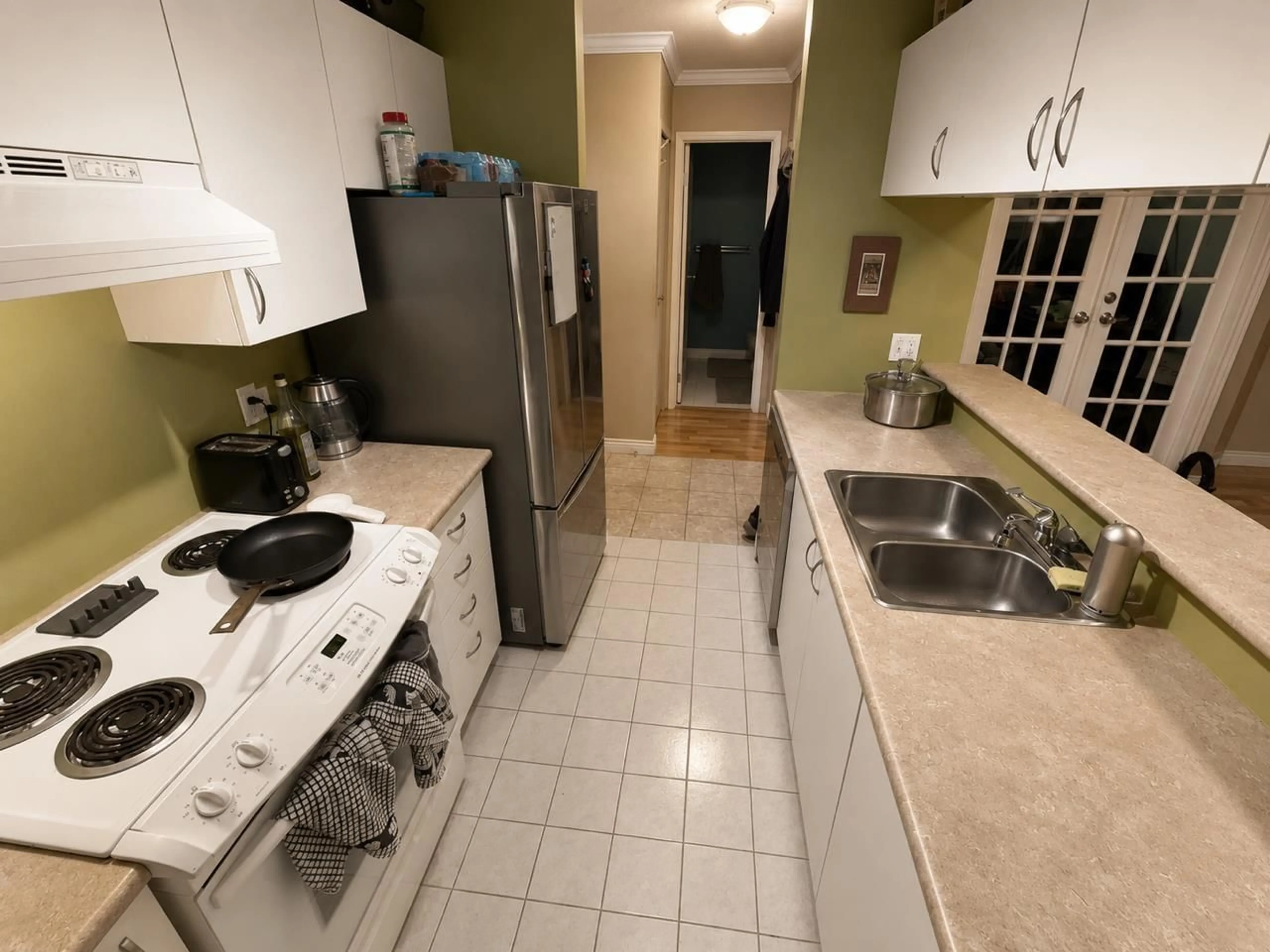 Standard kitchen, ceramic/tile floor for 407 - 10533 UNIVERSITY DRIVE, Surrey British Columbia V3T5T7