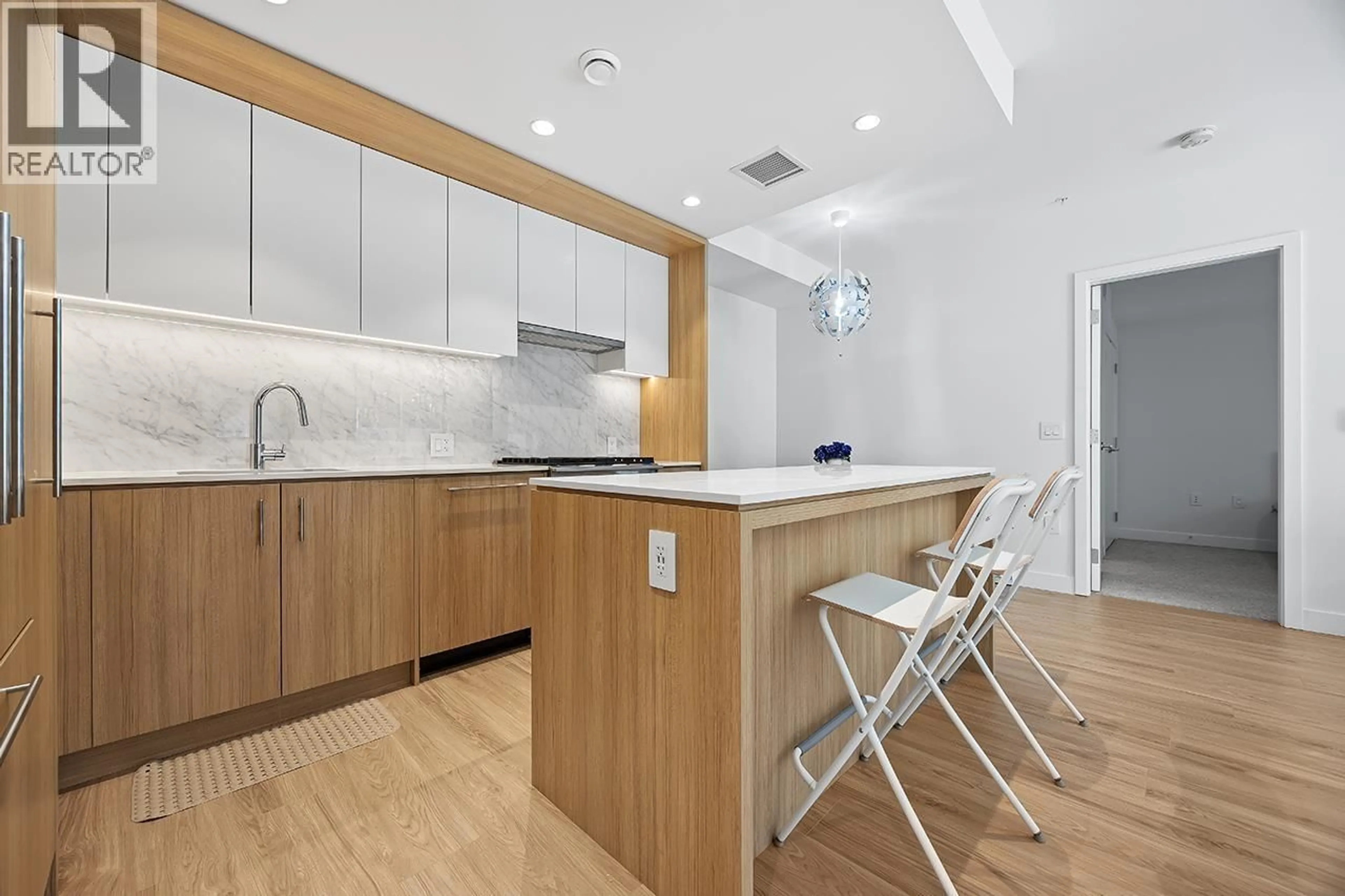 Unknown for 611 - 6085 IRMIN STREET, Burnaby British Columbia V5J0J7