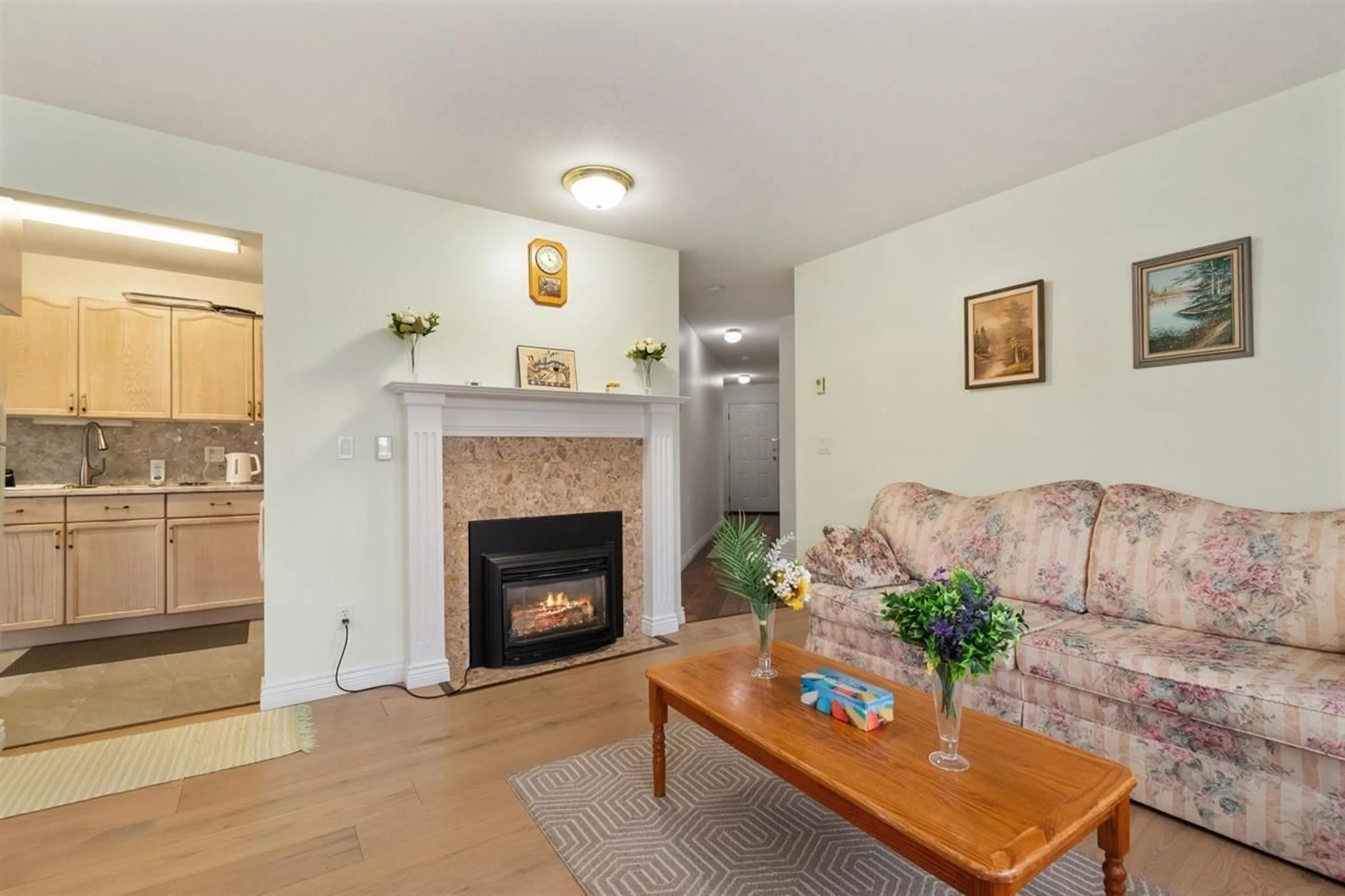 Living room with furniture, wood/laminate floor for 204 - 46000 FIRST AVENUE, Chilliwack British Columbia V2P1W1