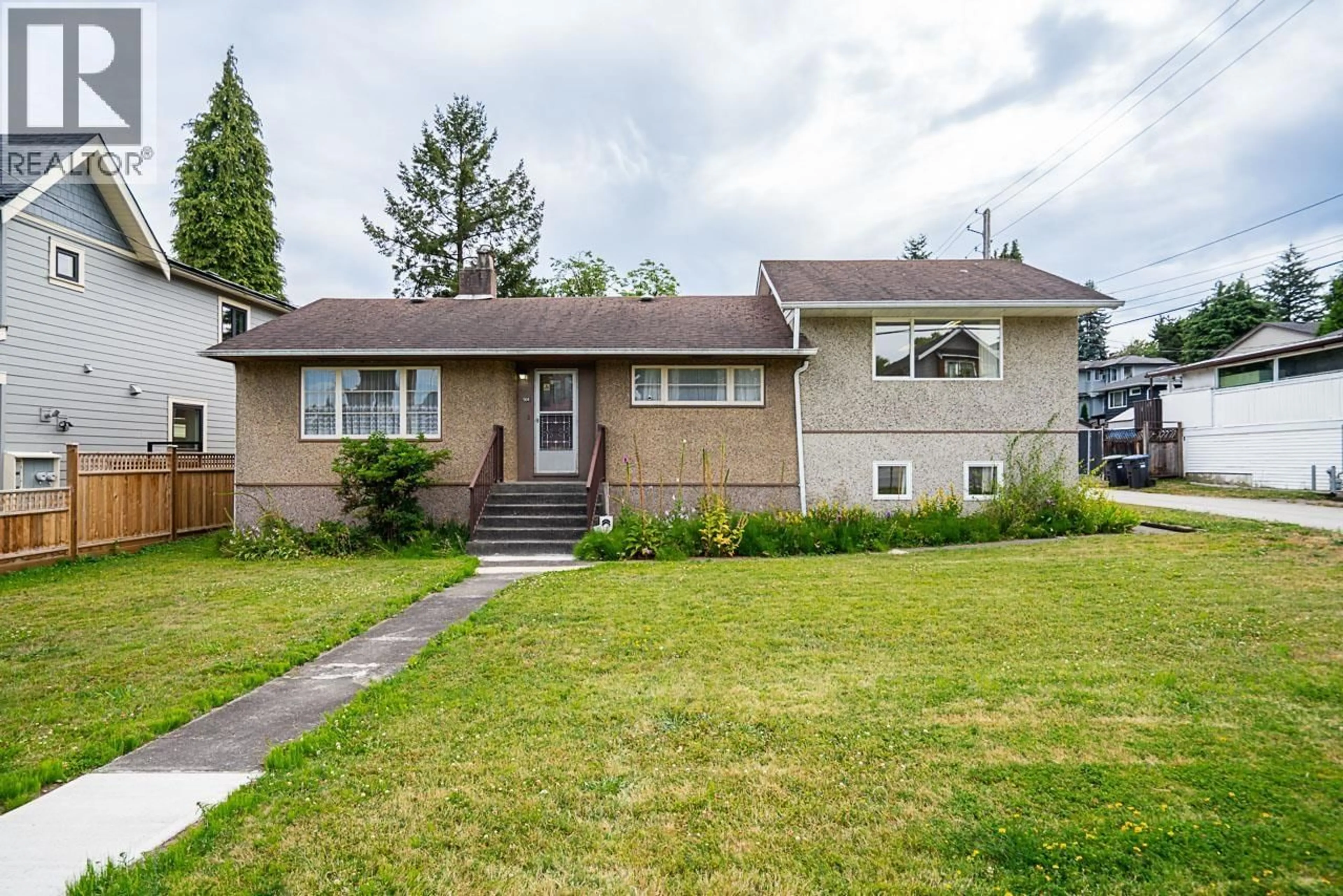 Home with vinyl exterior material, street for 904 FIRST STREET, New Westminster British Columbia V3L2J2