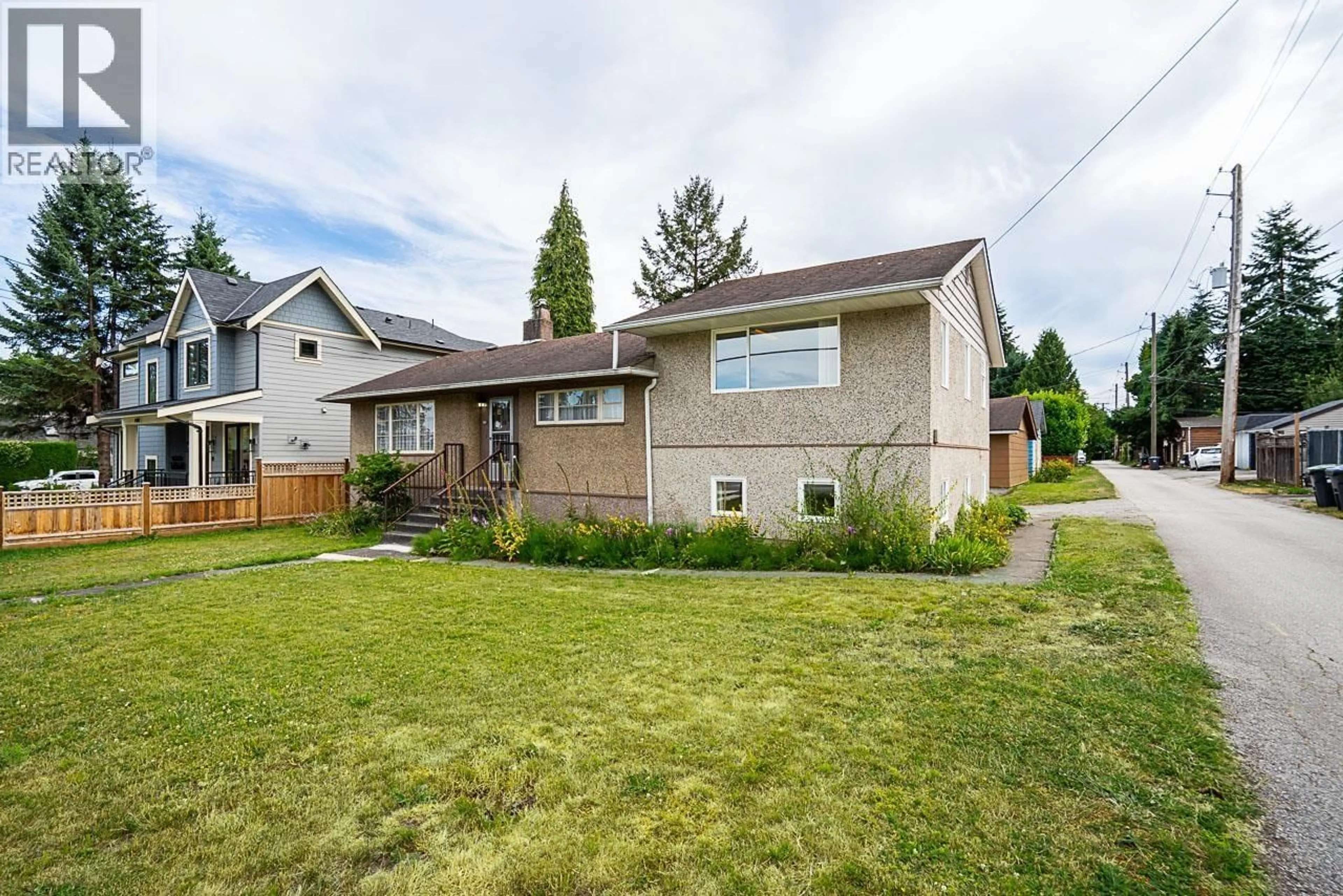 A pic from outside/outdoor area/front of a property/back of a property/a pic from drone, street for 904 FIRST STREET, New Westminster British Columbia V3L2J2