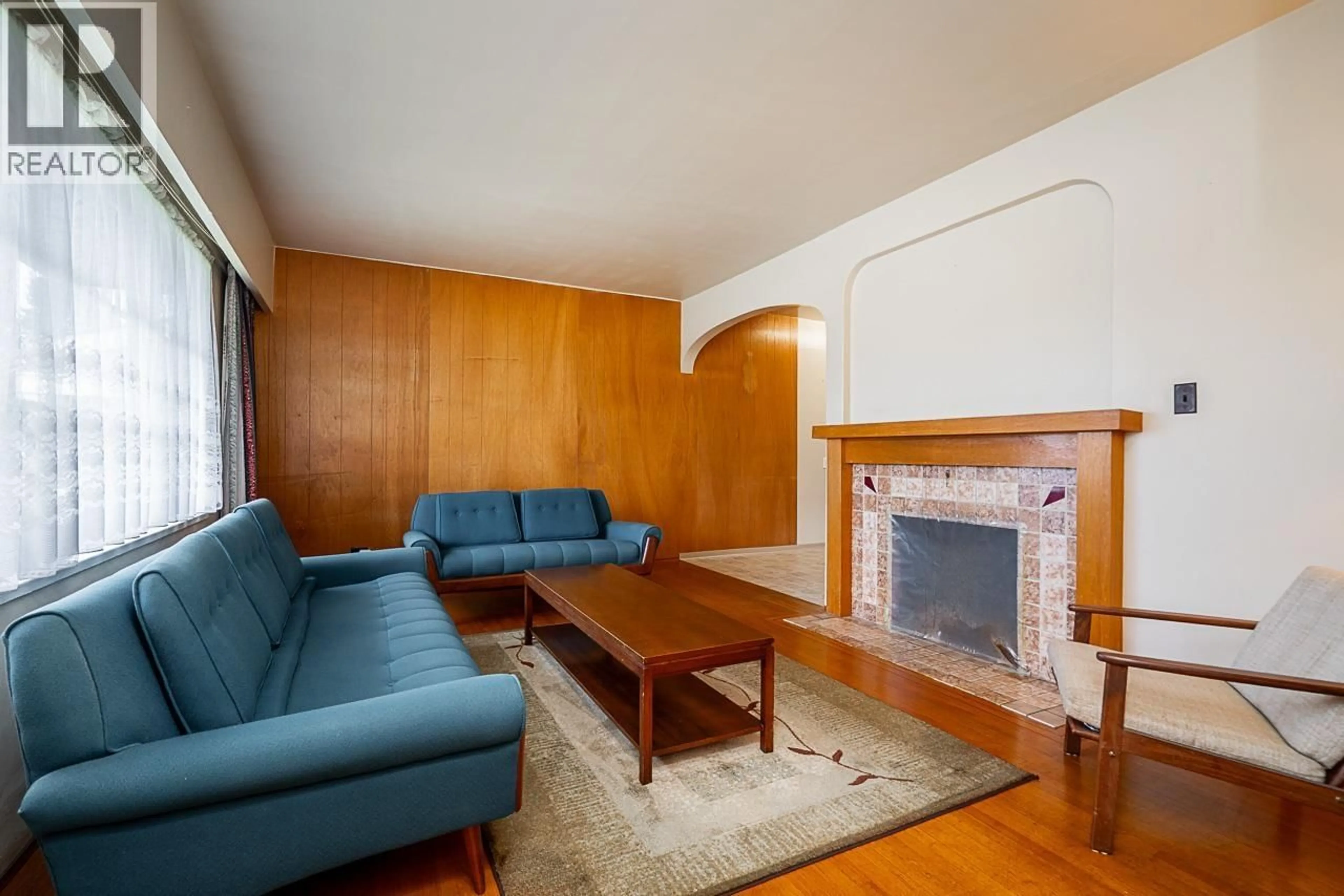 Living room with furniture, wood/laminate floor for 904 FIRST STREET, New Westminster British Columbia V3L2J2