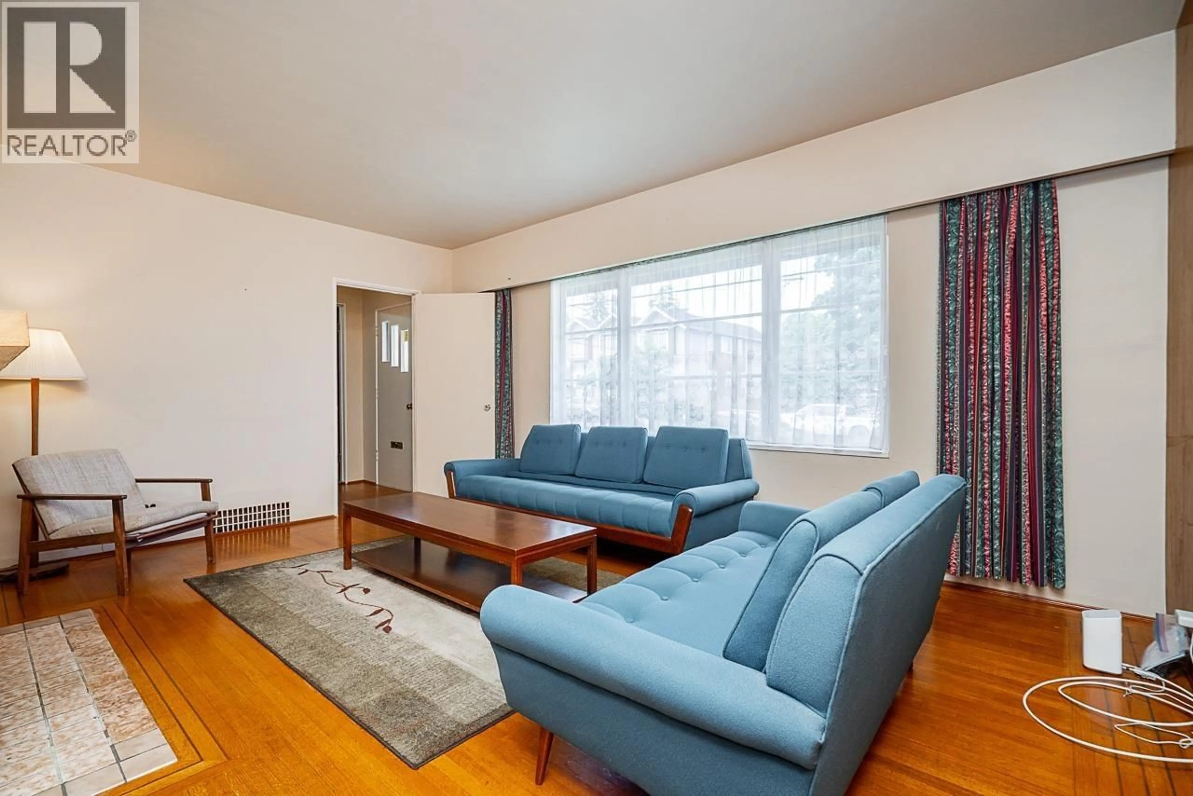 Living room with furniture, unknown for 904 FIRST STREET, New Westminster British Columbia V3L2J2