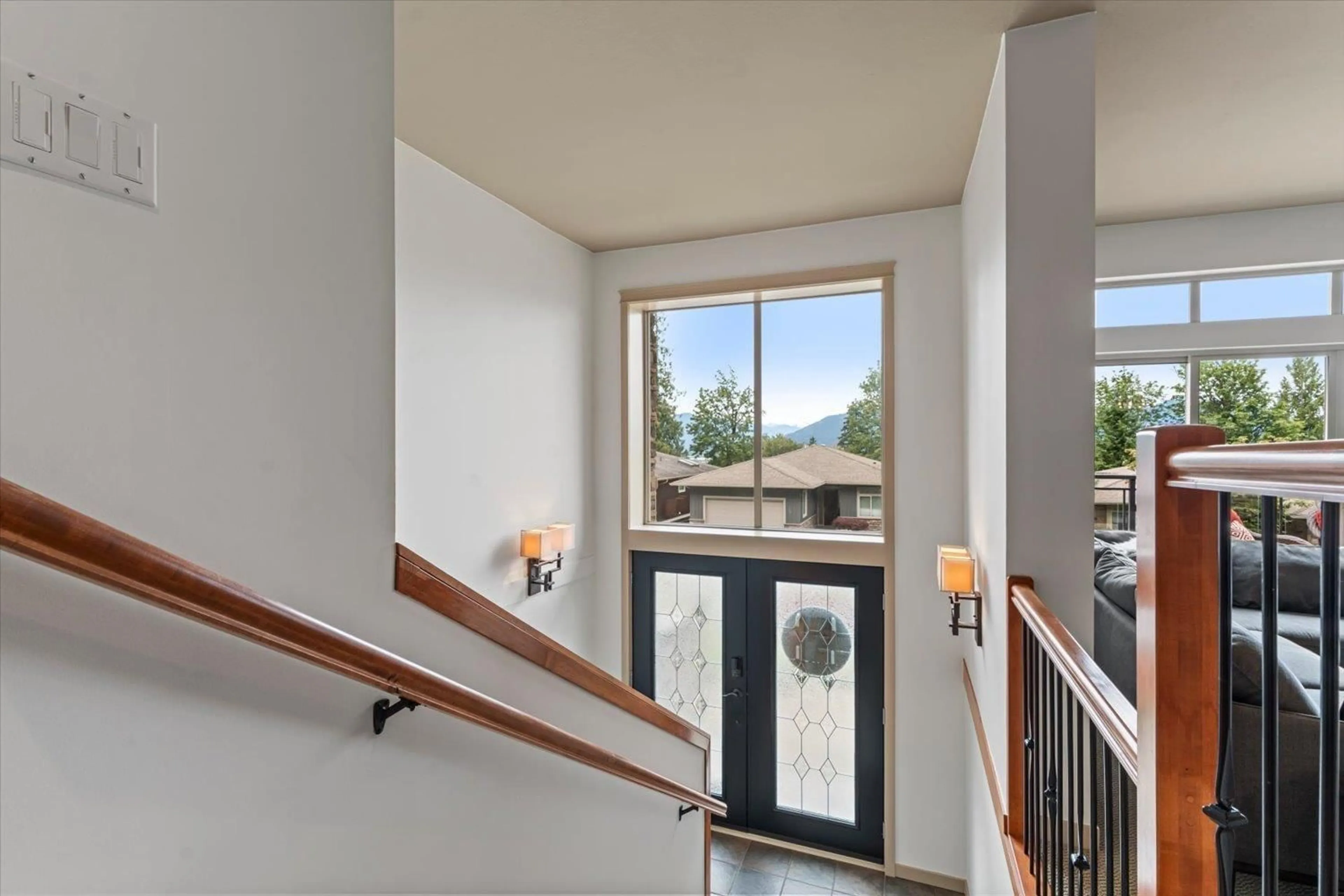 Indoor foyer for 204 - 51075 FALLS COURT, Chilliwack British Columbia V4Z1K7