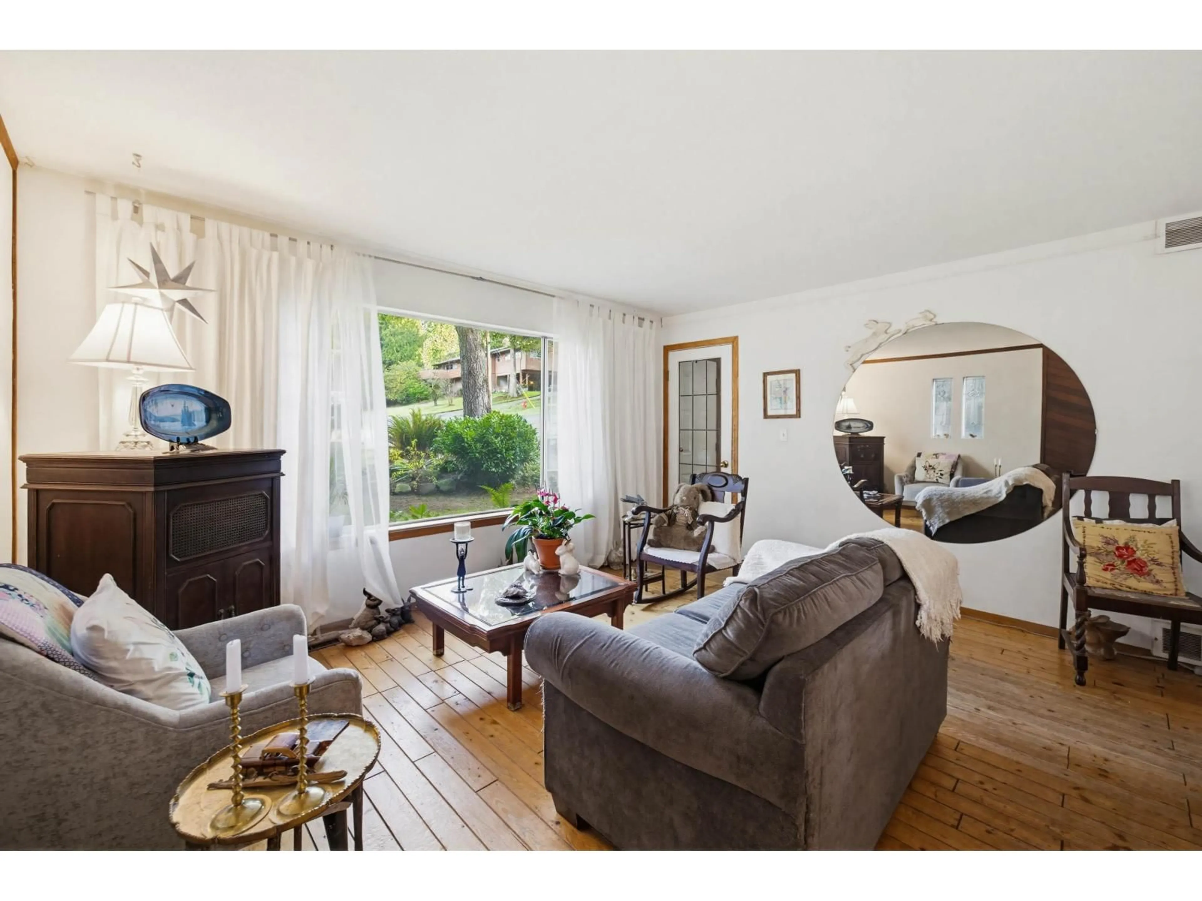 Living room with furniture, wood/laminate floor for 12680 16 AVENUE, Surrey British Columbia V4A1N1