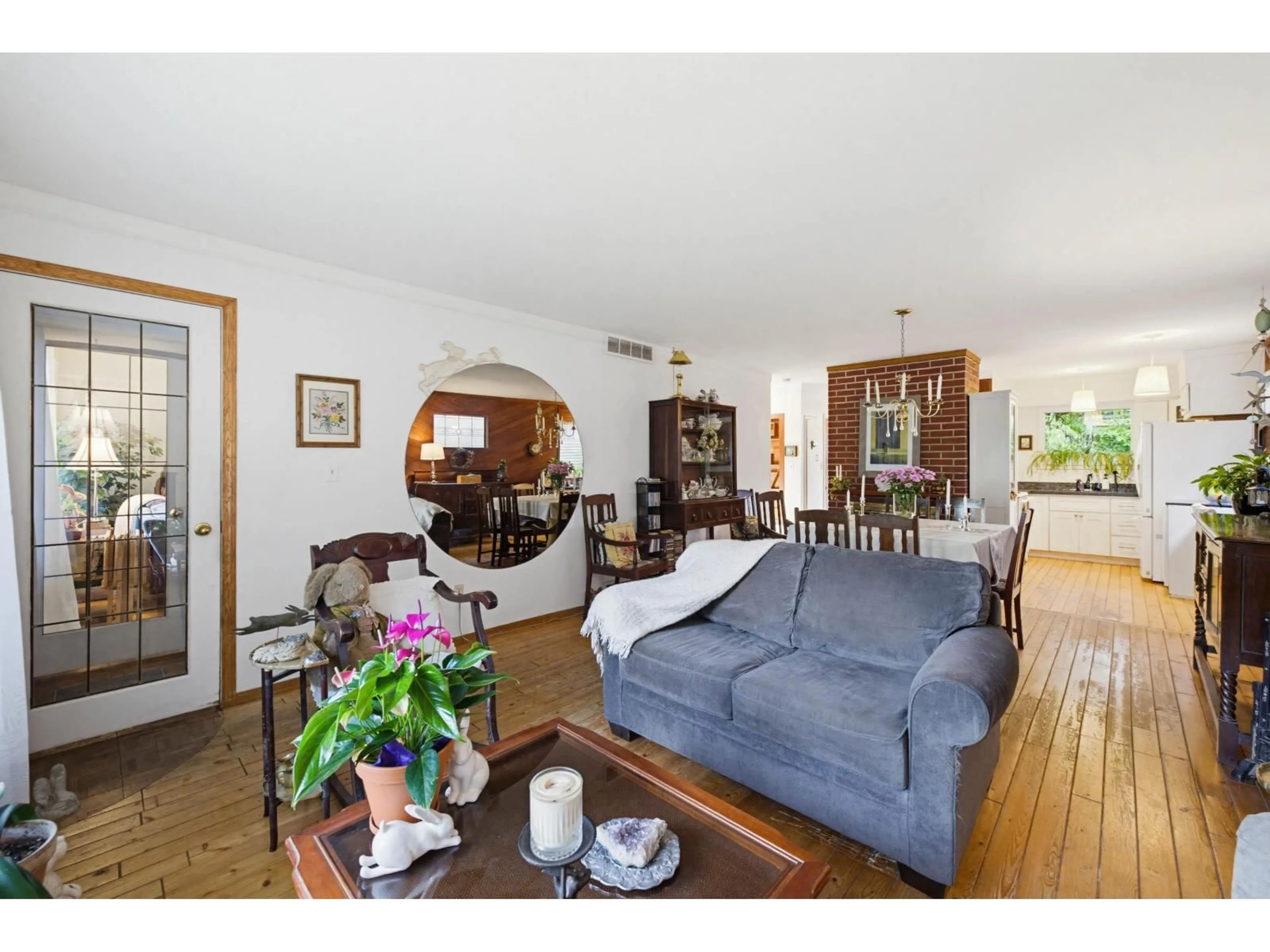 Living room with furniture, wood/laminate floor for 12680 16 AVENUE, Surrey British Columbia V4A1N1