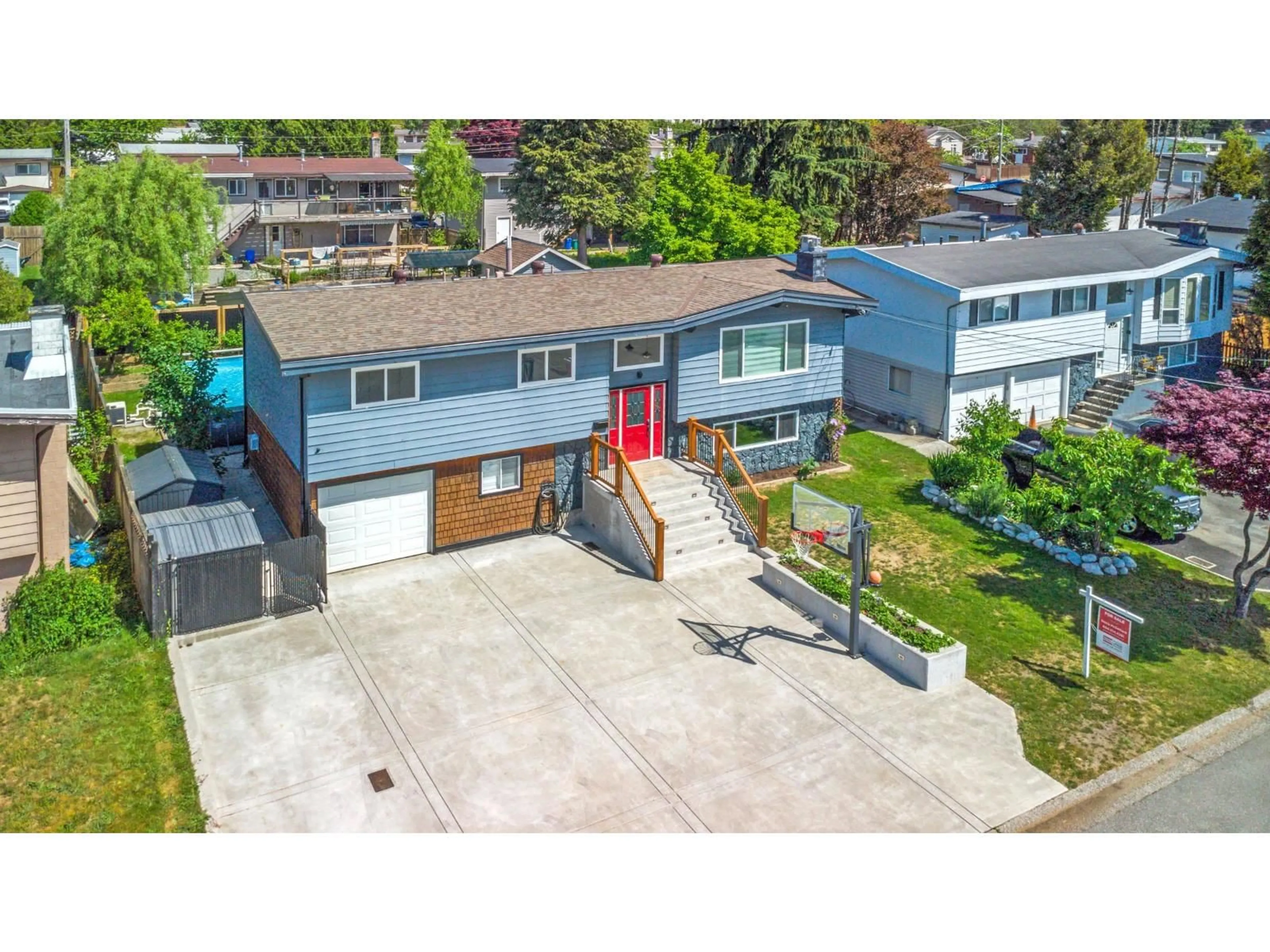 A pic from outside/outdoor area/front of a property/back of a property/a pic from drone, street for 31921 STARLING AVENUE, Mission British Columbia V2V4T8