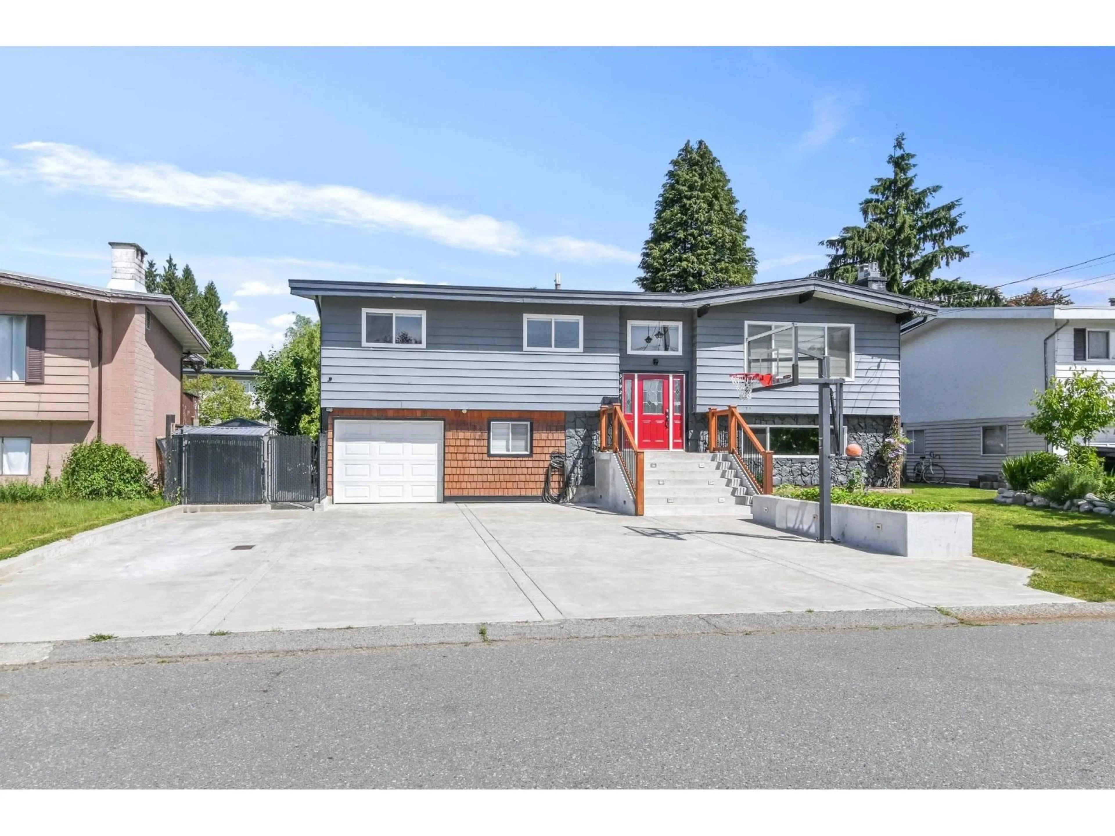 Home with vinyl exterior material, street for 31921 STARLING AVENUE, Mission British Columbia V2V4T8