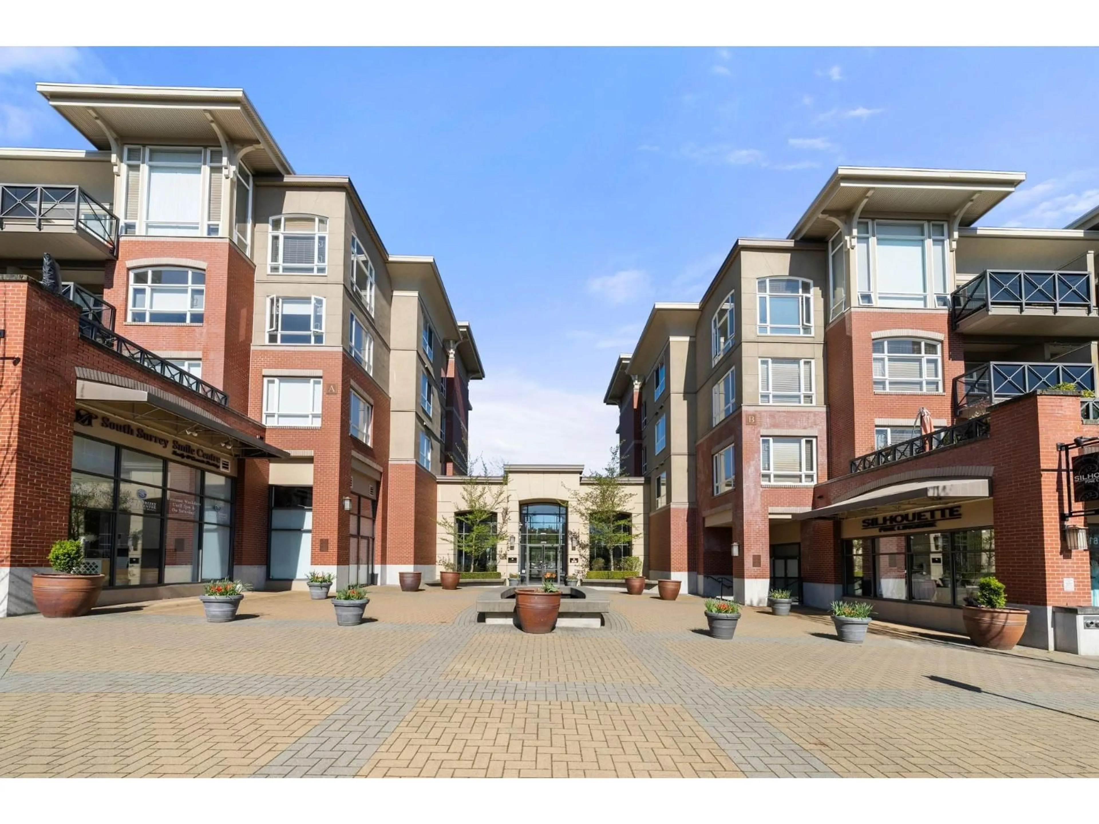 Patio, building for 203 - 2970 KING GEORGE BOULEVARD, Surrey British Columbia V4P0E6