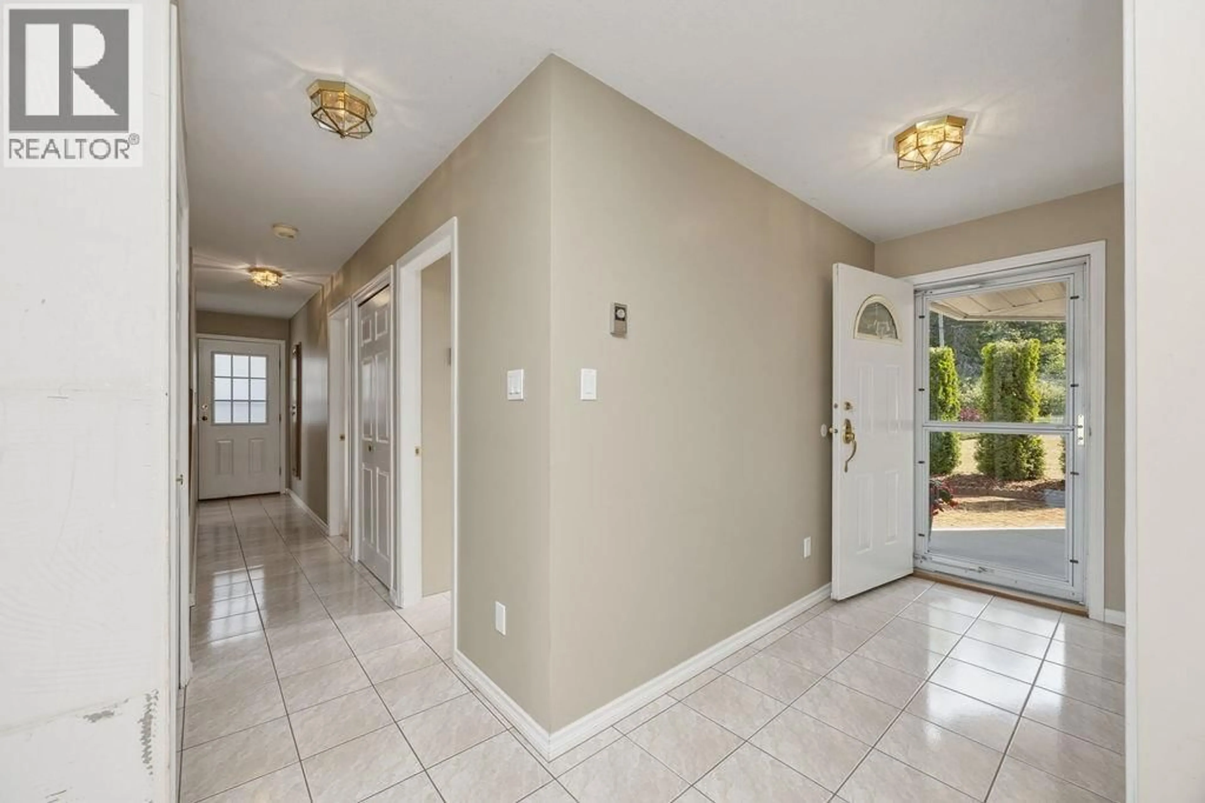 Indoor entryway for 6343 MARMOT ROAD, Sechelt British Columbia V7Z0L2
