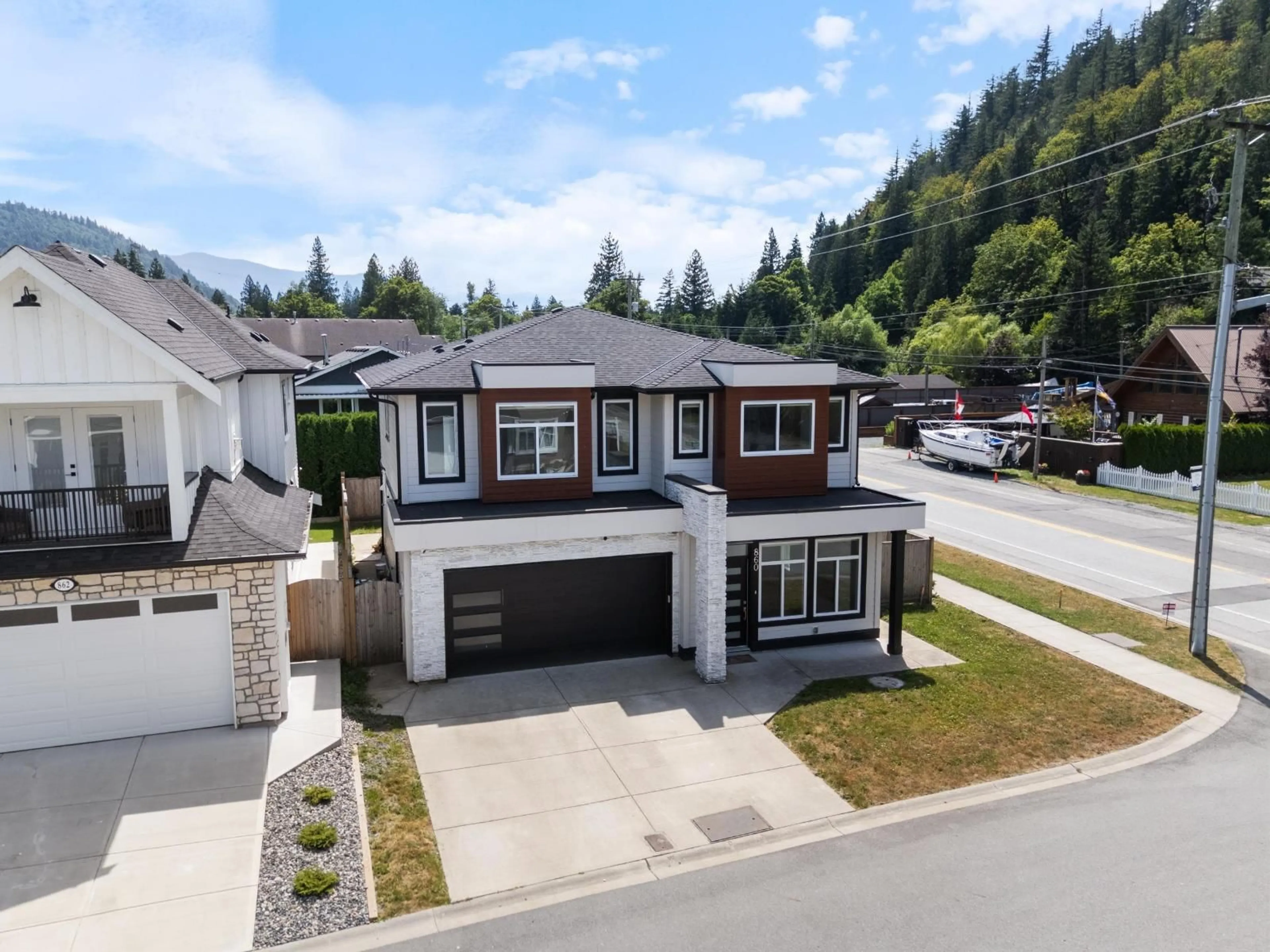A pic from outside/outdoor area/front of a property/back of a property/a pic from drone, street for 860 WILLOW PLACE, Harrison Hot Springs British Columbia V0M1K0