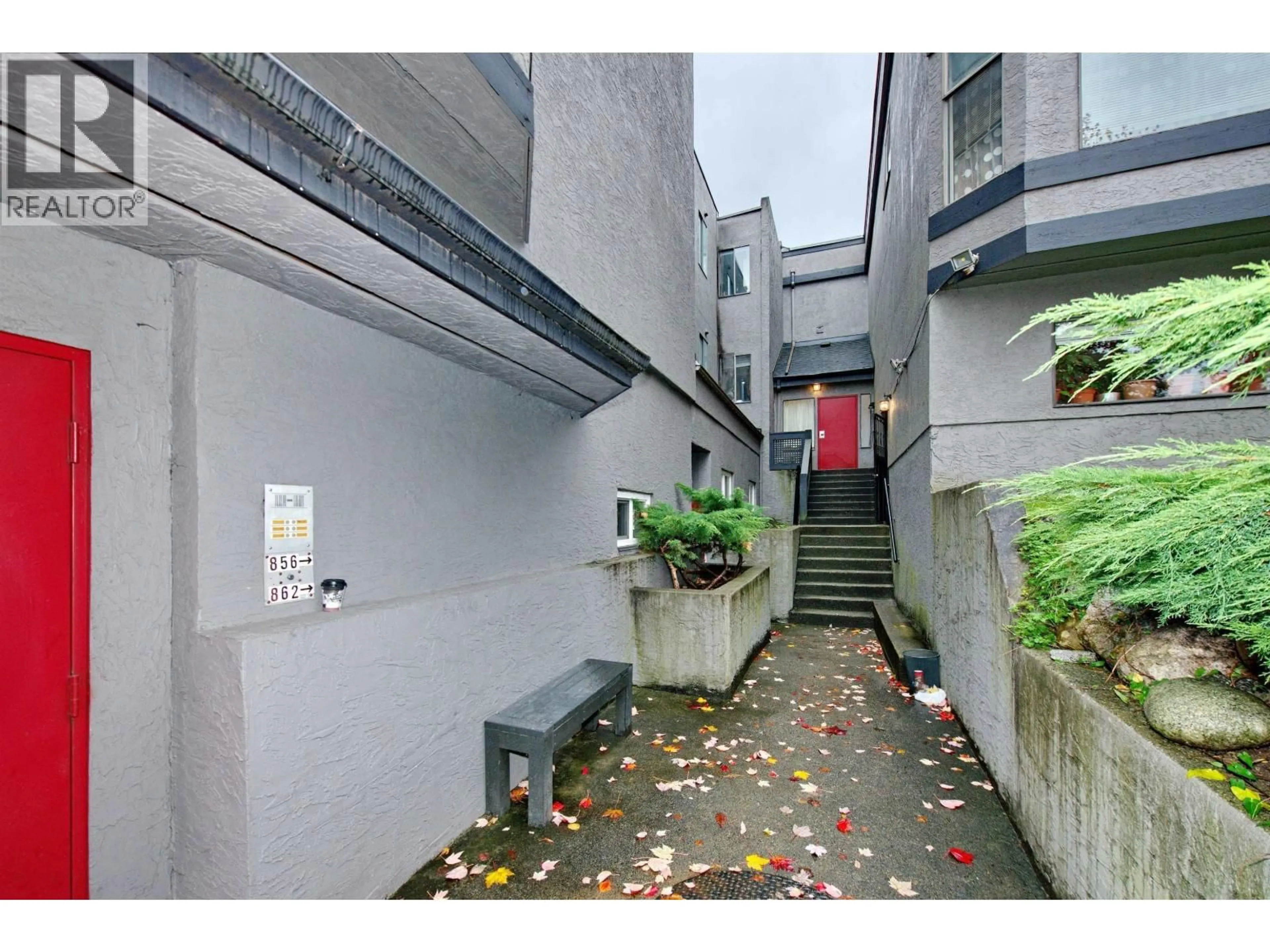 Indoor foyer for 2 - 862 BROADWAY, Vancouver British Columbia V5T1Y1